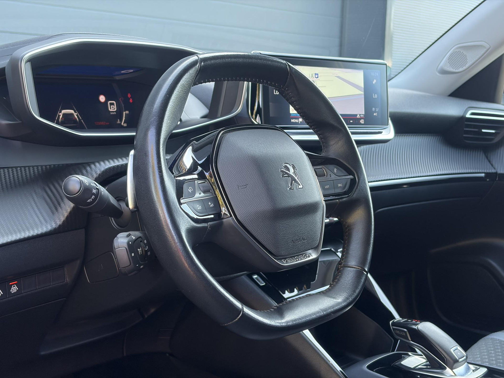 Peugeot 2008 1.2 PureTech Allure ✓Recent beurt gehad✓D-riem vv in 06-2025✓360° Camera✓Draadloze telefoonlader✓Carplay✓Keyless✓Automaat✓Trekhaak✓Halfleder✓Navi✓Clima✓Cruise✓131pk✓Lm velgen✓2e Eigenaar✓Pdc V+A✓Rijstrooksensor✓N.A.P✓Apk tot 04-2028