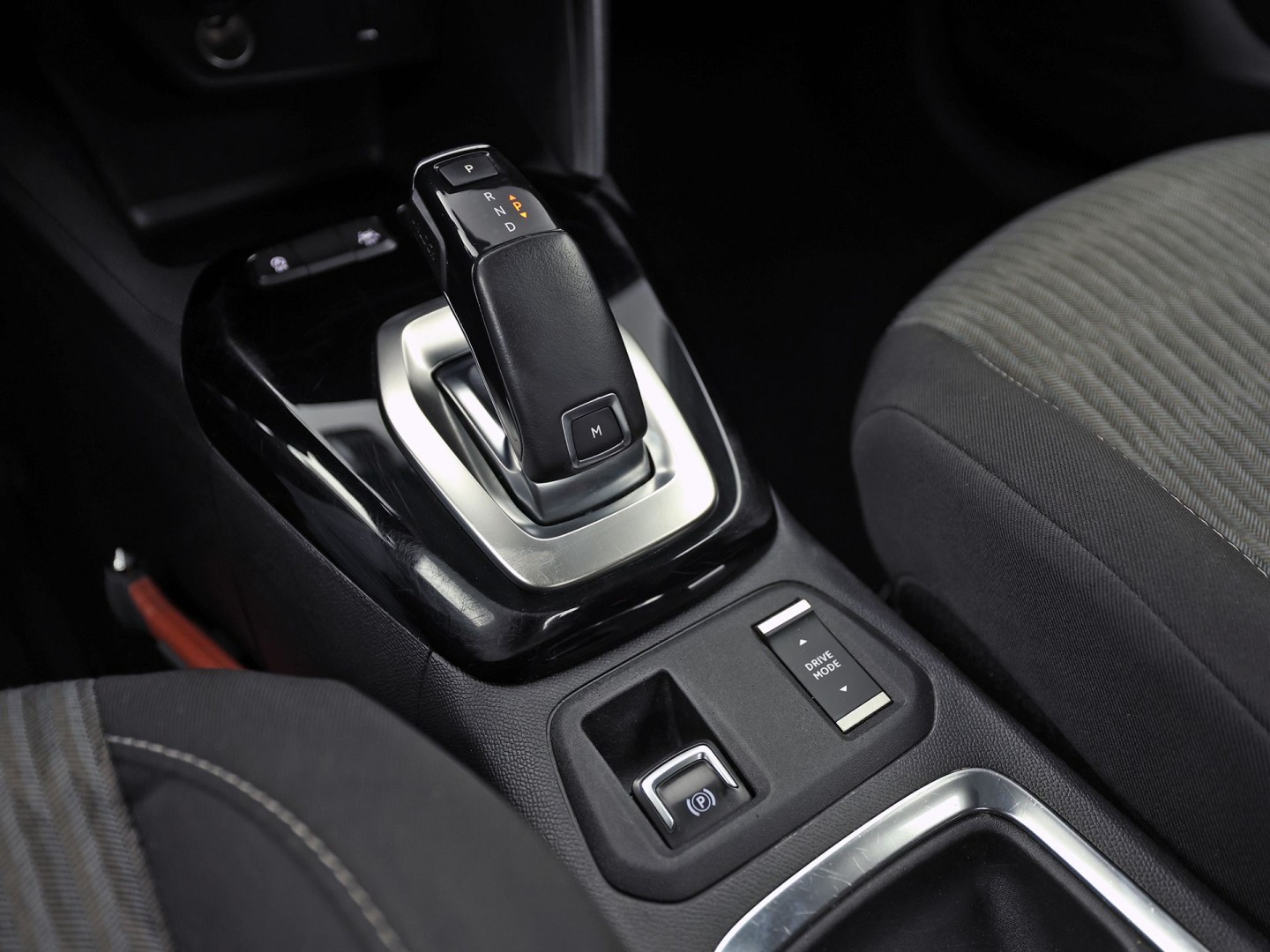 Opel Corsa 1.2 Sport Automaat (APPLE CARPLAY, GROOT NAVI, PARKEERSENSOREN, LEDER STUURWIEL, SPORTSTOELEN, LED KOPLAMPEN, LM VELGEN, CRUISE, NIEUWSTAAT)