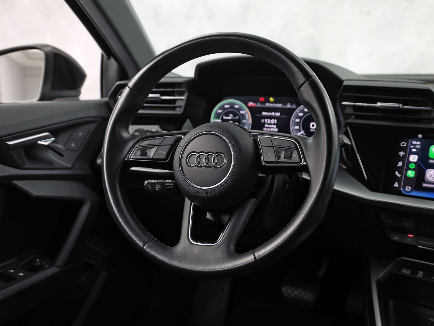 Audi A3 Sportback 40 TFSI e Sport 204Pk Automaat (APPLE CARPLAY, GROOT NAVI, LEDER, STOELVERWARMING, SPORTSTOELEN, ADAPTIVE CRUISE, GETINT GLAS, NIEUWSTAAT)