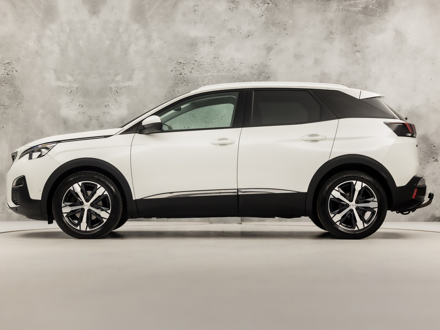 Peugeot 3008 1.2 PureTech Allure Sport (APPLE CARPLAY, GROOT NAVI, 360 CAMERA, DRIVE MODE, GETINT GLAS, SPORTSTOELEN, LEDER, TREKHAAK, CRUISE, NIEUWSTAAT)