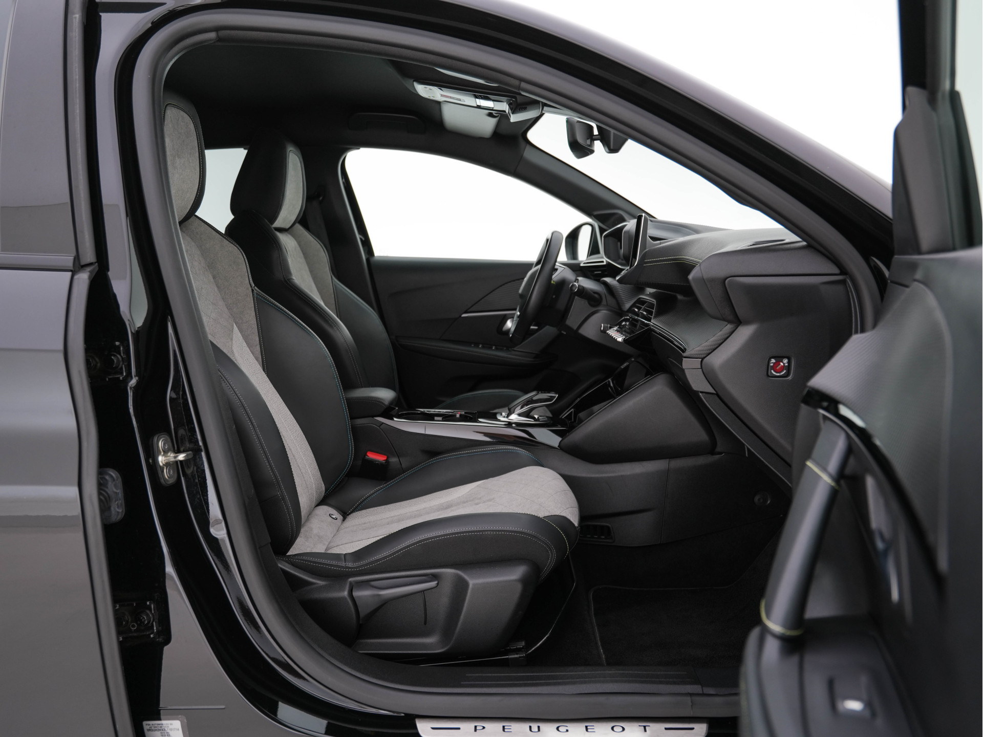 Peugeot e-208 EV GT-Line 350 50 kWh [ 3-Fase ] {SOH-90%} (INCL-BTW) *FULL-LED | DIGI-COCKPIT | BLINDSPOT | CAMERA | LEATHER-ALCANTARA | NAVI-FULLMAP | LANE-ASSIST | KEYLESS | DAB | CCS-FASTLOADER | HEATED-SPORTSEATS | AMBIENT-LIGHT | 17"ALU*