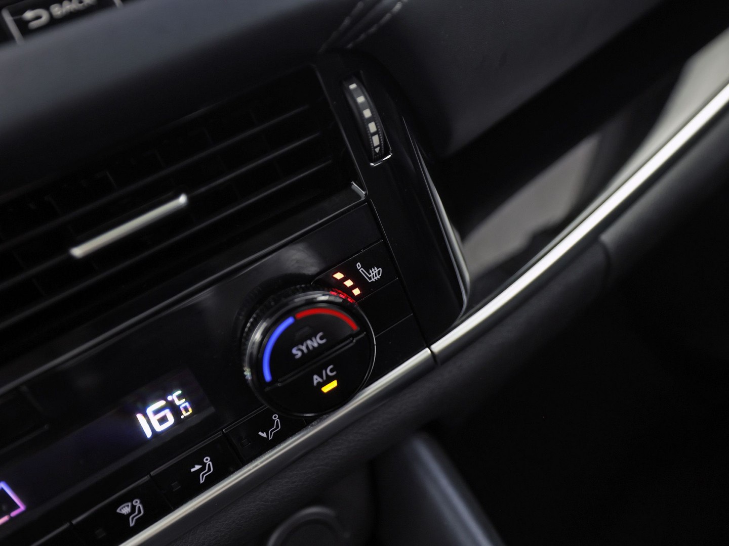 Nissan Qashqai 1.3 MHEV Xtronic Premiere Edition 158Pk Automaat (PANORAMADAK, VIRTUAL COCKPIT, APPLE CARPLAY, GROOT NAVI, 360 CAMERA, LEDER, SPORTSTOELEN, STOELVERWARMING, GETINT GLAS, ADAPTIVE CRUISE, NIEUWSTAAT)