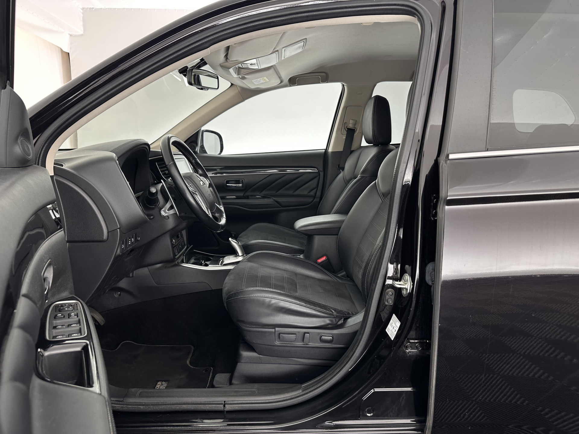 Mitsubishi Outlander 2.4 PHEV Intense AWD (Plug-in) (INCL-BTW) *LEATHER-ALCANTARA | FULL-LED | KEYLESS | BLINDSPOT | CAMERA | HEATED-COMFORTSEATS | ECC | SHIFTPADDLES | PDC | CRUISE | PRIVACYGLASS | DAB | TOWBAR | CARPLAY | 18''ALU*