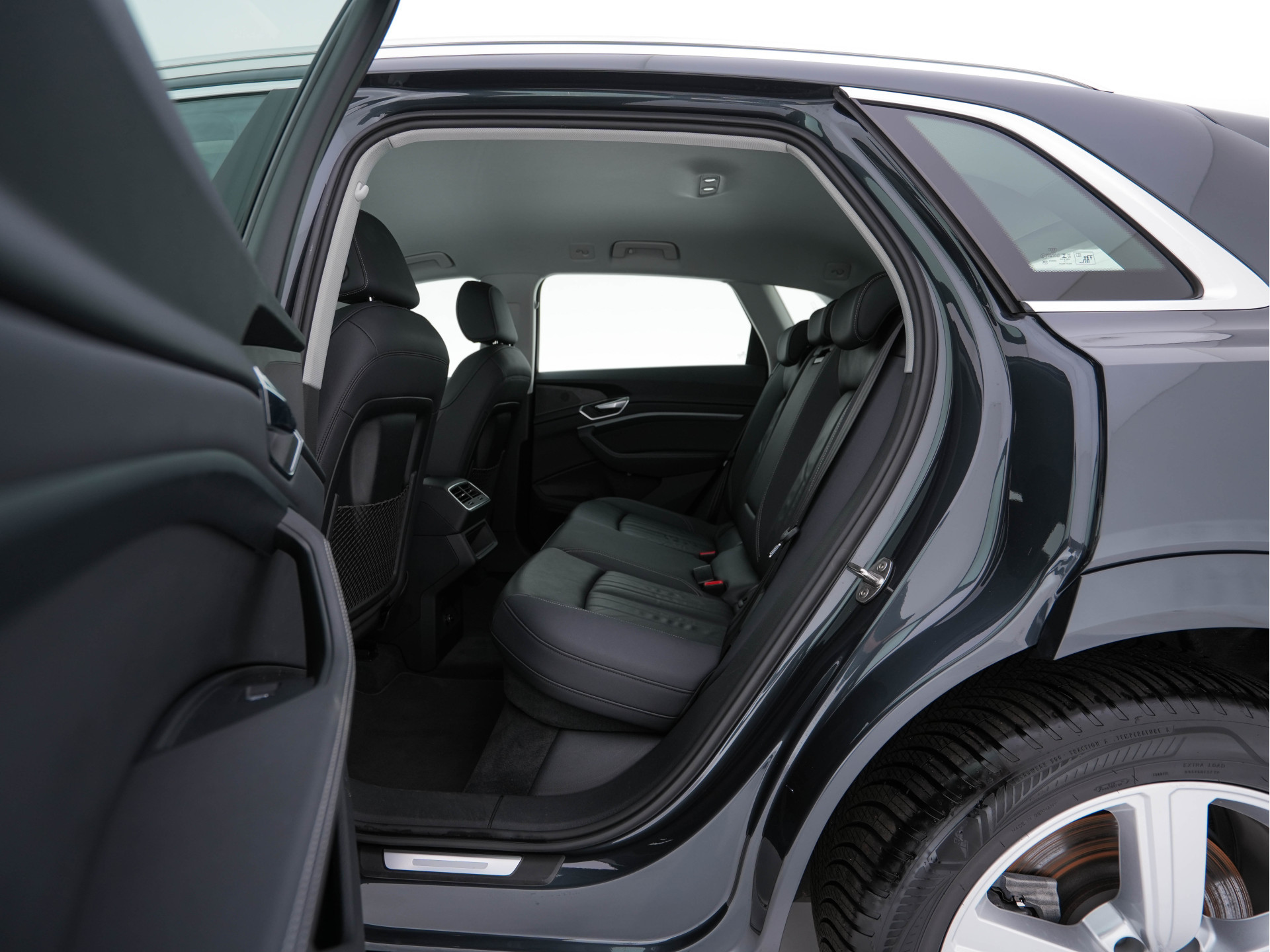 Audi e-tron 55 quattro Advanced edition Plus 95 kWh (3-Fase-11 kW) {SOH-93%} (INCL-BTW) Aut.*HEATPUMP | LEATHER | ADAPTIVE-CRUISE | FULL-LED | DIGI-COCKPIT | KEYLESS | MEMORY-PACK | CAMERA | NAVI-FULLMAP | SHIFTPADDLES | DAB+ | HEATED-COMFORTSEATS | DRIVE