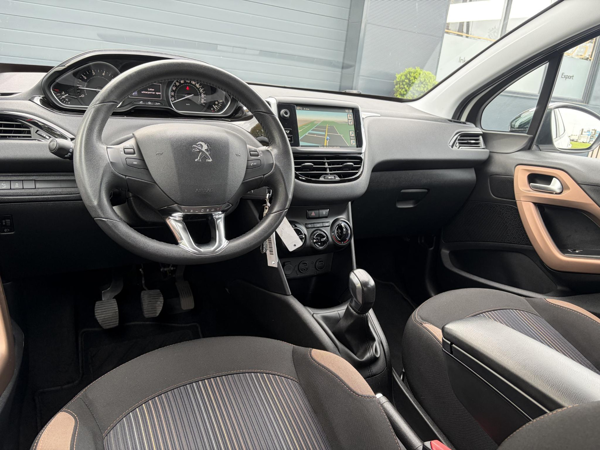 Peugeot 208 1.2 VTi Urban Soul ✓1e Eigenaar✓Trekhaak✓Navi✓Airco✓Cruise✓Pdc✓Lm velgen✓5 Deurs✓Zeer Zuinig✓N.A.P✓Apk tot 03-2027