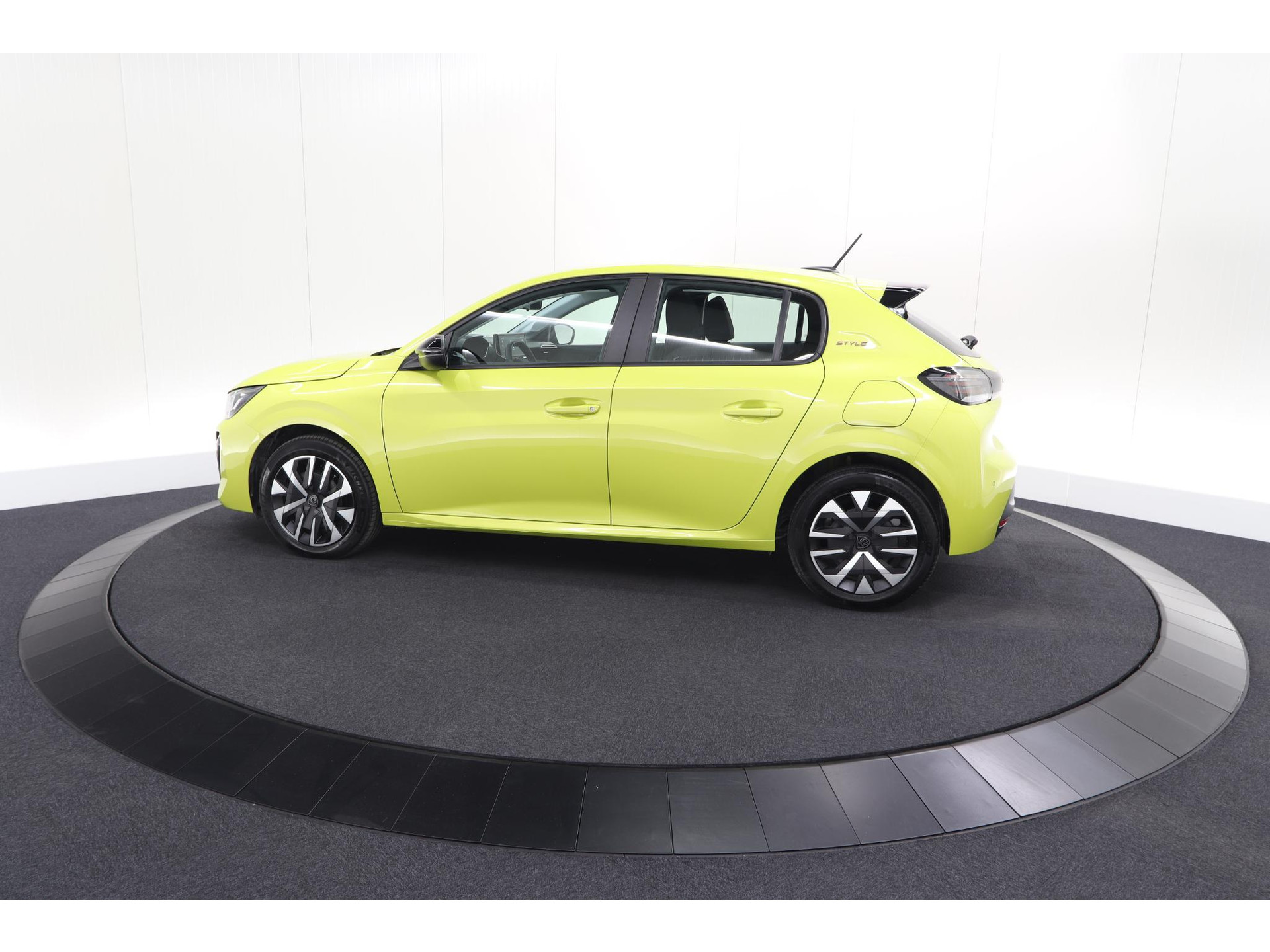 Peugeot 208 1.2 Hybrid 110 e-DCS6 Style | Parkeersensoren | Apple Carplay | Cruise Control | Airco