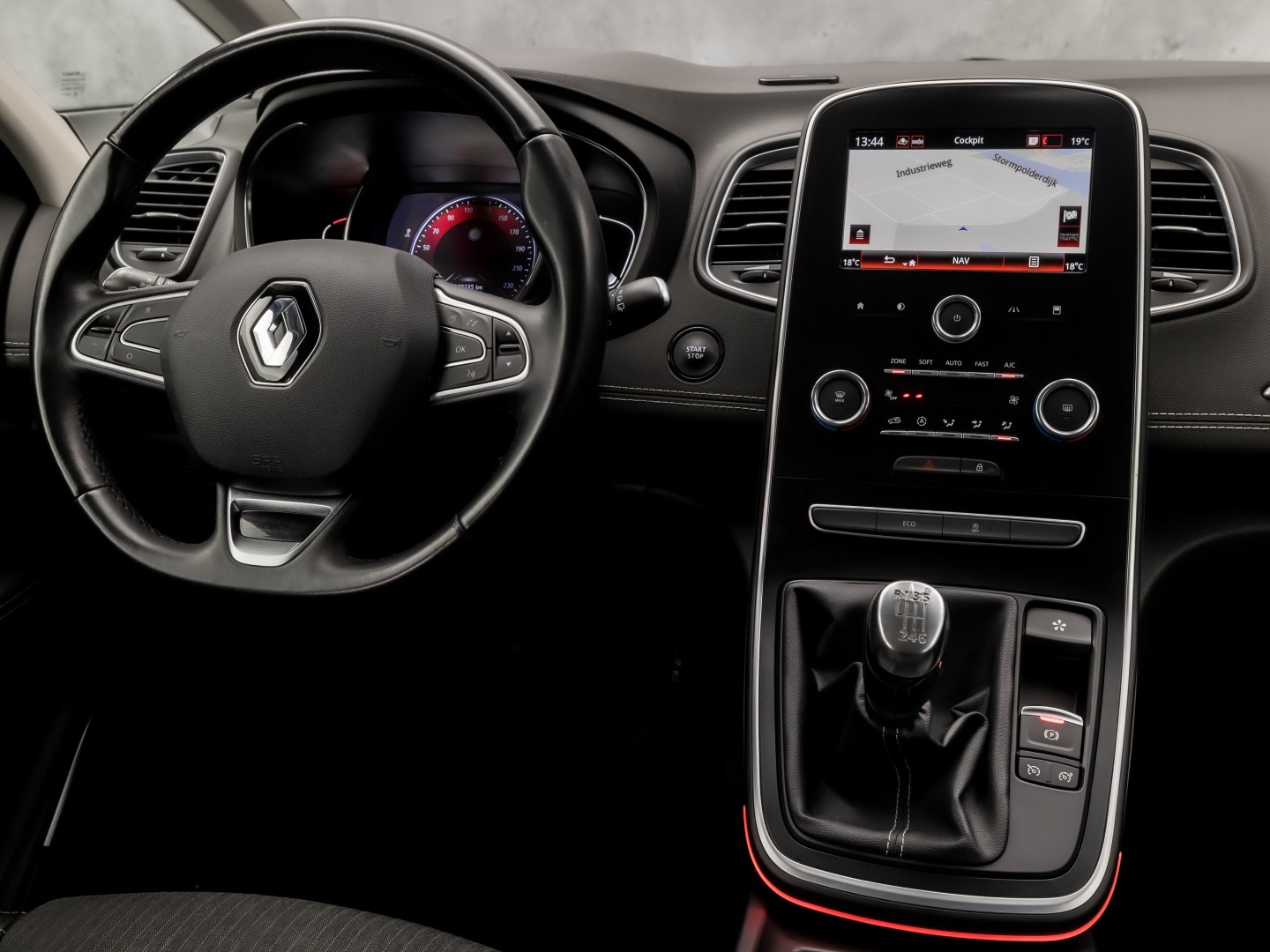Renault Scénic 1.3 TCe Intens Sport (APPLE CARPLAY, NAVIGATIE, CAMERA, CLIMATE, LEDER, SPORTSTOELEN, GETINT GLAS, CRUISE, NIEUWSTAAT)