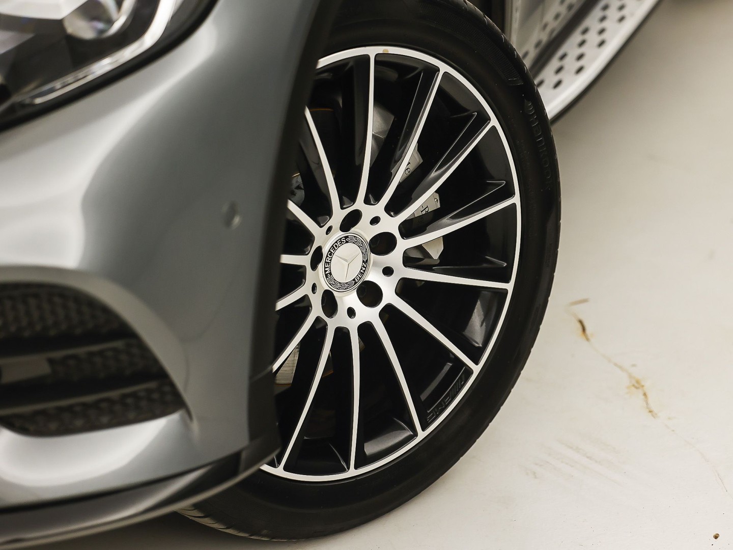 Mercedes-Benz GLC 250 4MATIC Edition 1 AMG Sport 211Pk Automaat (SCHUIFDAK, LUCHTVERING, GROOT NAVI, HEAD-UP DISPLAY, MEMORY SEATS, 360 CAMERA, BURMESTER, STOELVERWARMING ACHTER, TREKHAAK WEGKLAPBAAR, NIEUWSTAAT)