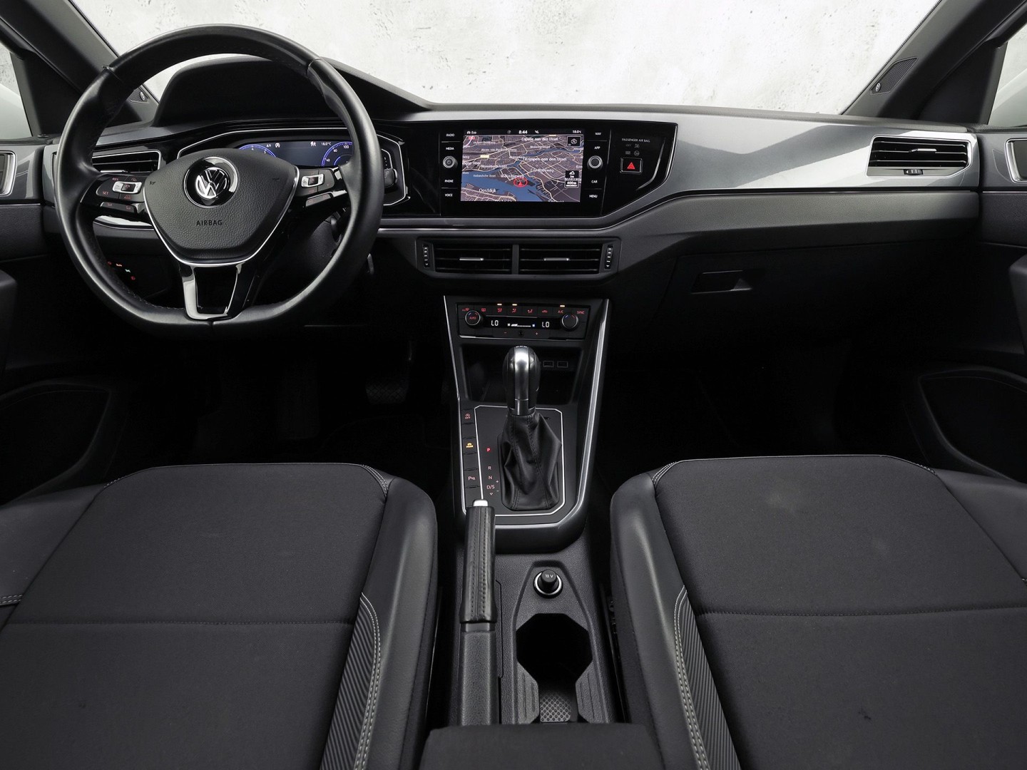 Volkswagen Polo 1.0 TSI R-Line Sport Automaat (VIRTUAL COCKPIT, ZWART HEMEL, GROOT NAVI, CLIMATE, LEDER, SPORTSTOELEN, GETINT GLAS, LM VELGEN, ADAPTIVE CRUISE, NIEUWSTAAT)