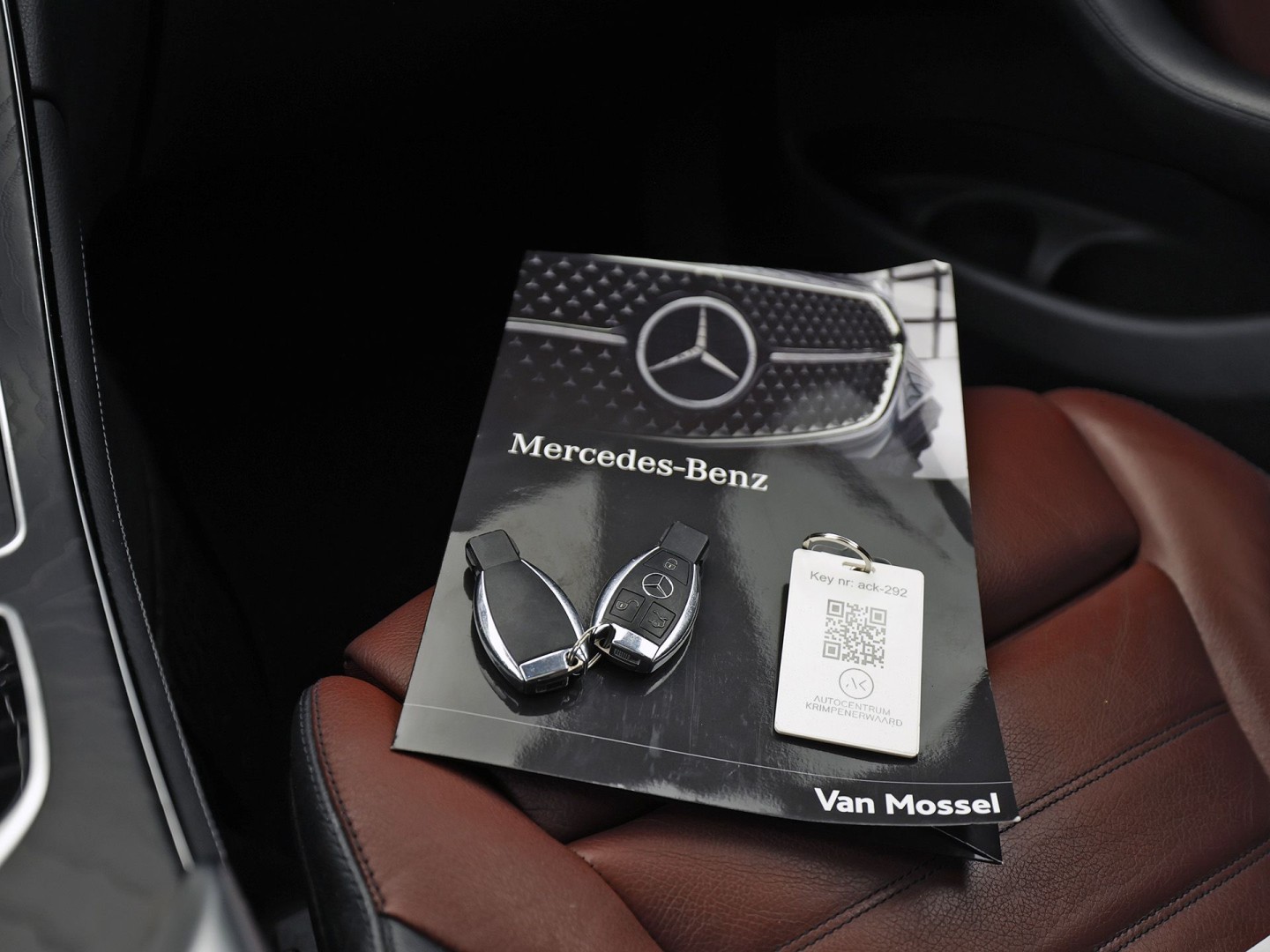 Mercedes-Benz GLC 250 4MATIC Edition 1 AMG Sport 211Pk Automaat (SCHUIFDAK, LUCHTVERING, GROOT NAVI, HEAD-UP DISPLAY, MEMORY SEATS, 360 CAMERA, BURMESTER, STOELVERWARMING ACHTER, TREKHAAK WEGKLAPBAAR, NIEUWSTAAT)