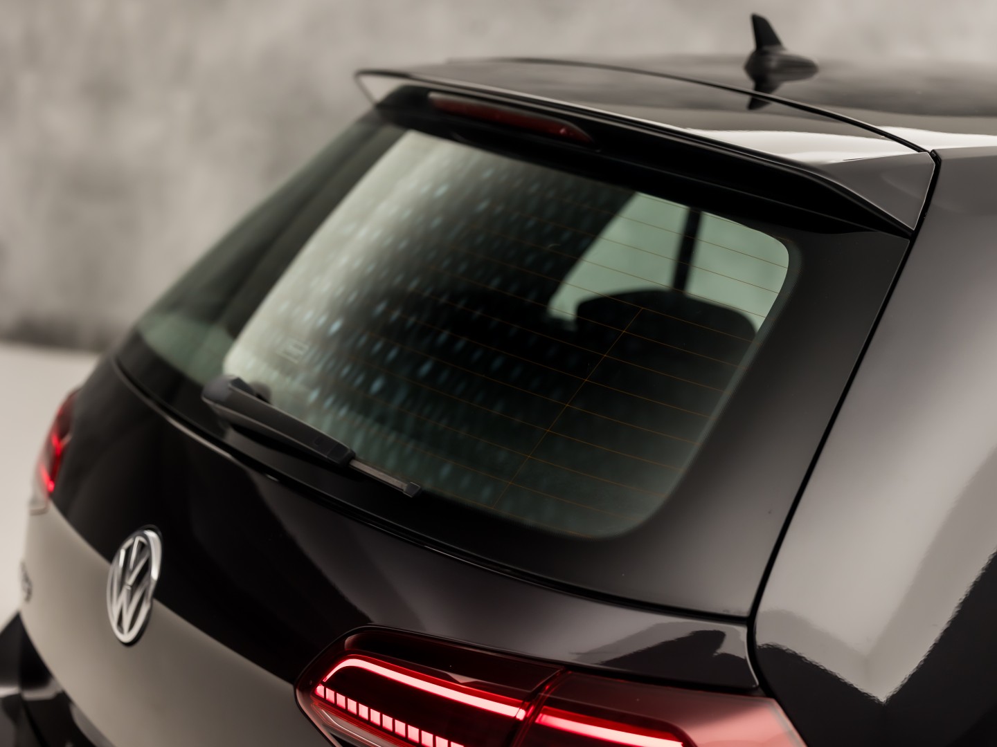 Volkswagen Golf 1.0 TSI Sportline (APPLE CARPLAY, GROOT NAVI, ALCANTARA, DYNAMISCHE KNIPPERLICHTEN, SPORTSTOELEN, STOELVERWARMING, ADAPTIVE CRUISE, PARKEERSENSOREN, NIEUWSTAAT)