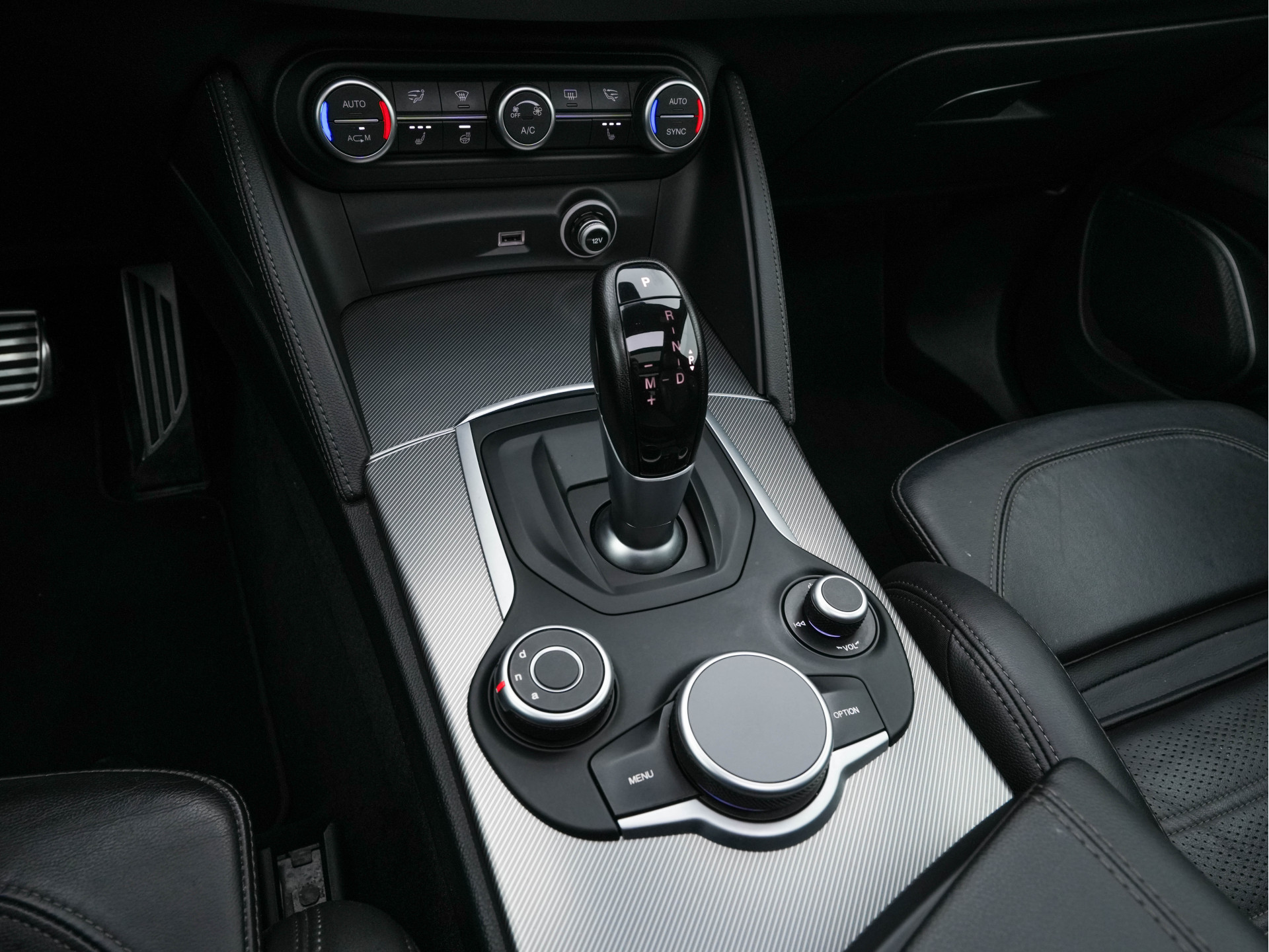 Alfa Romeo Stelvio 2.2d AWD Q4 Super Aut. *PANO | LEATHER | BI-XENON | MEMORY-PACK | HARMAN/KARDON | BLINDSPOT | CAMERA | DAB+ | NAVI-FULLMAP | HEATED-SPORTSEATS | ECC | ADAPTIVE-CRUISE | PDC | PRIVACYGLASS | TOWBAR | 19"ALU*