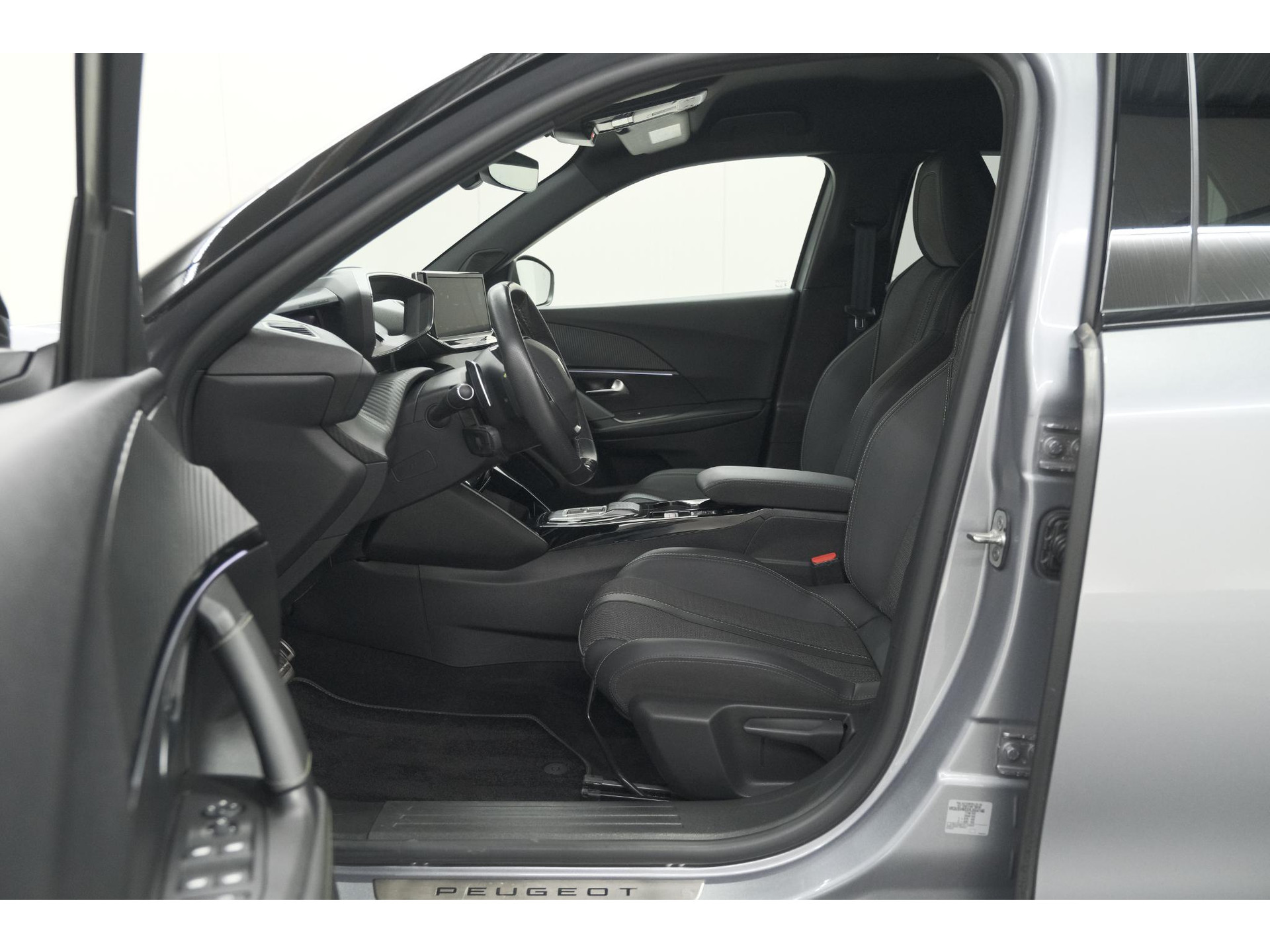 Peugeot 2008 PureTech 130 EAT8 GT | 360 Camera | Adaptieve Cruise Control | Dodehoekdetectie | Navigatie