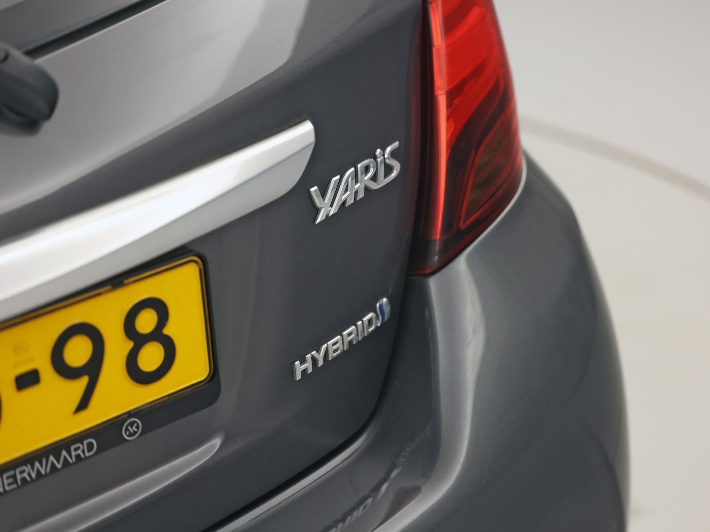 Toyota Yaris 1.5 Hybrid Sport Automaat (NAVIGATIE, CAMERA, CLIMATE, SPORTSTOELEN, CRUISE, ELEK PAKKET, NIEUWSTAAT)