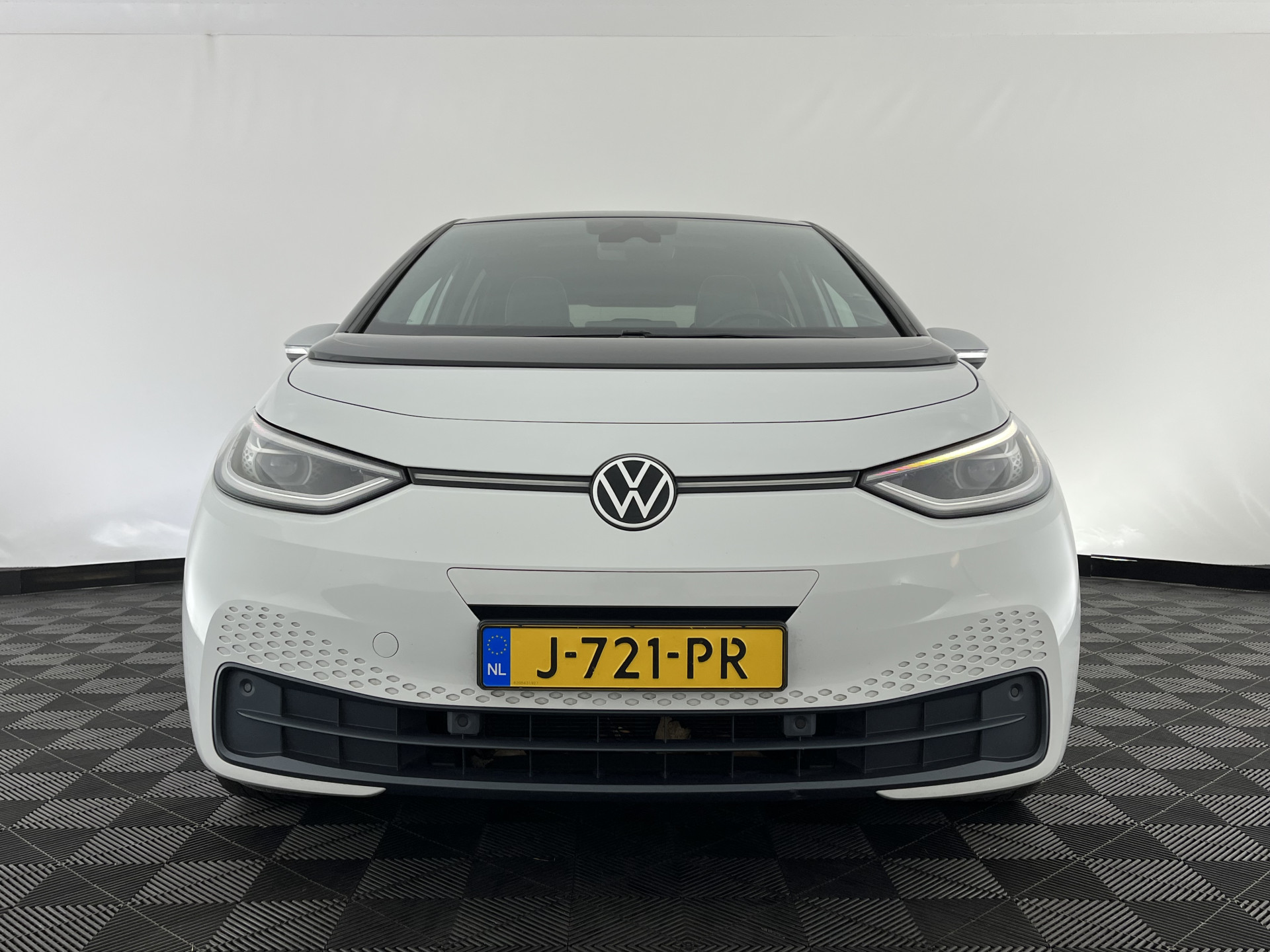 Volkswagen ID.3 First Max 58 kWh [ 3-Fase-11kW ] {SOH-89%} (INCL-BTW) *HEATPUMP | PANO | HEAD-UP | ADAPTIVE-CRUISE | IQ-LIGHTS | BLINDSPOT | CAMERA | KEYLESS | MICROFIBRE | AMBIENTLIGHT | NAVI-FULLMAP | DAB+ | ECC | HEATED-SPORTSEATS | DIGI-COCKPIT |