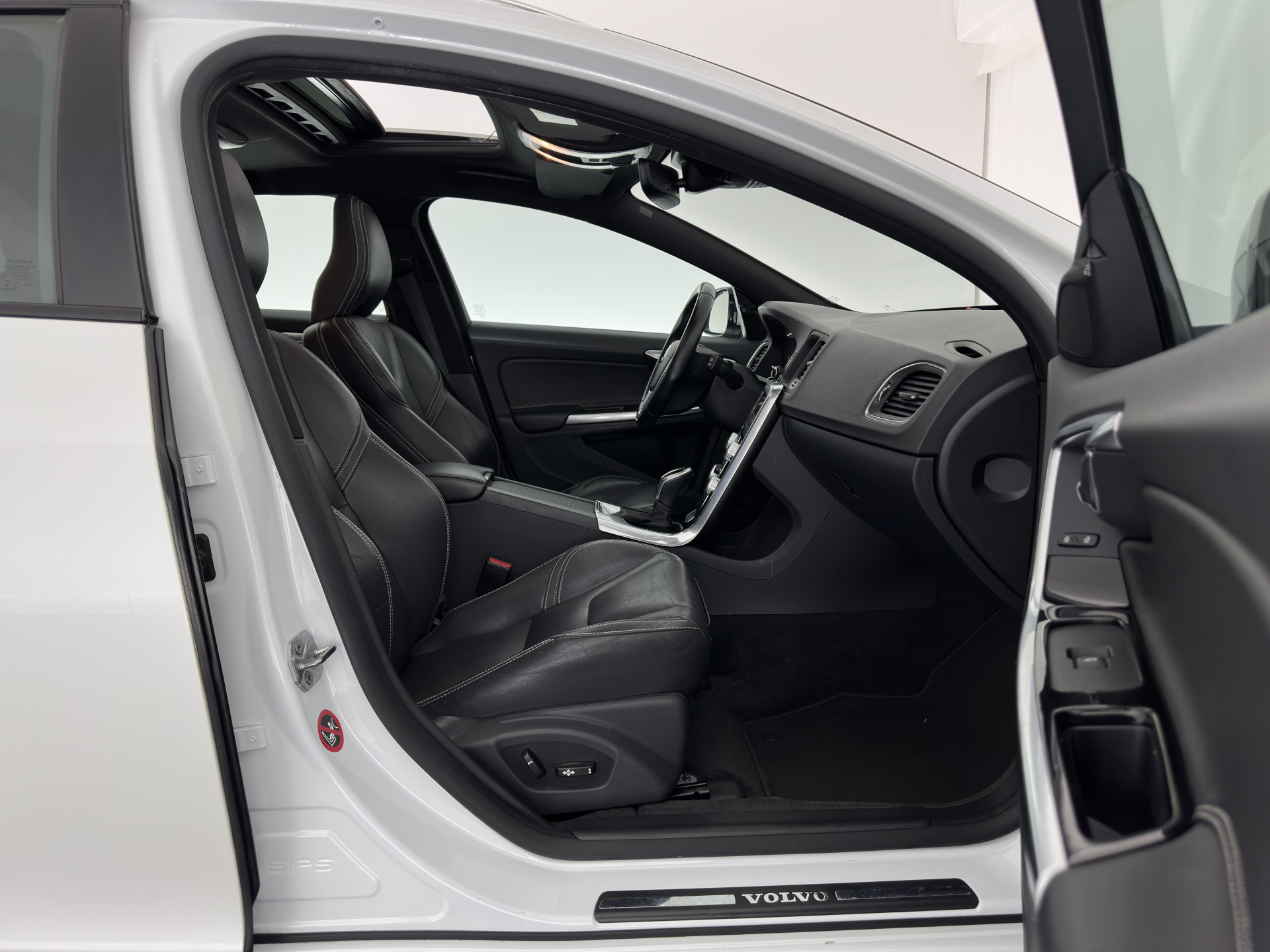 Volvo V60 2.4 D5 Twin Engine Special Edition Aut. *PANO | LEATHER | BI-XENON | BLINDSPOT | MEMORY-PACK | NAVI-FULLMAP | HEATED-SPORTSEATS | CAMERA | PERFORMANCE-AUDIO | TOWBAR | 18''ALU*