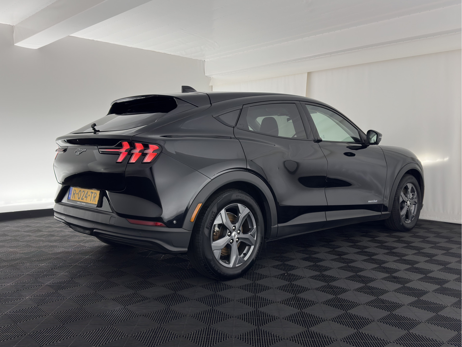 Ford Mustang Mach-E RWD 75 kWh (3-Fase) (INCL-BTW) Aut. *LEATHER | FULL-LED | DAB | DIGI-COCKPIT | KEYLESS | NAVI-FULLMAP | CARPLAY | HEATED-COMFORTSEATS | TOPVIEW | ADAPTIVE-CRUISE | PRIVACY-GLASS | 18'' ALU*