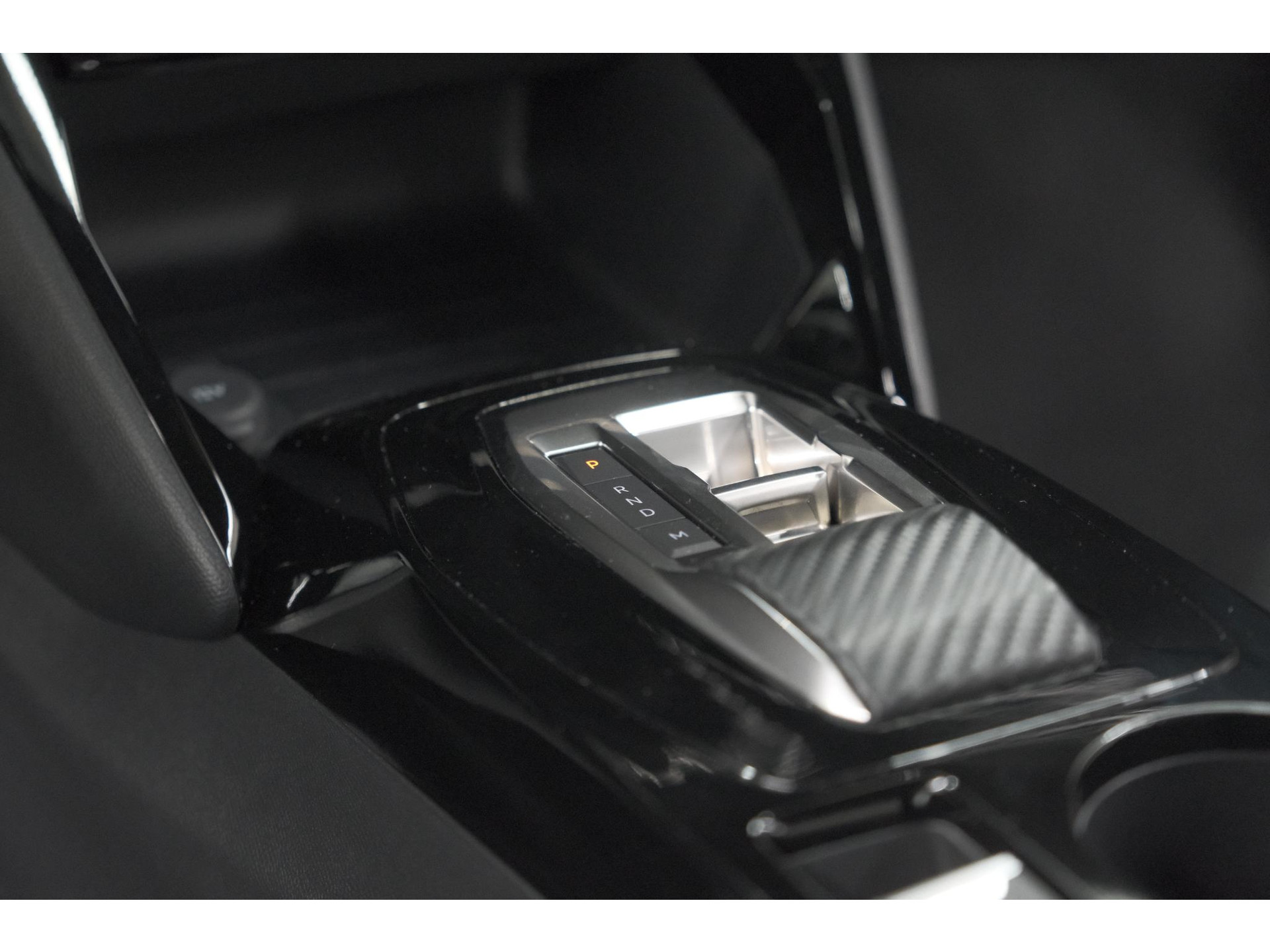 Peugeot 2008 1.2 Hybrid 145 Allure | 360 Camera | Adaptieve Cruise Control | Dodehoekdetectie | Apple Carplay