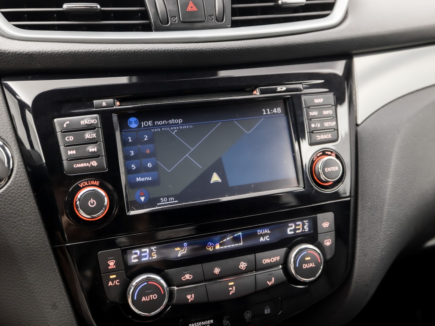 Nissan Qashqai 1.2 Tekna + Sport pack (PANORAMADAK, NAVIGATIE, MEMORY SEAT, NAPPA LEDER, ZWART HEMEL, 360 CAMERA, STOELVERWARMING, GETINT GLAS, TREKHAAK, NIEUWE APK, NIEUWSTAAT)
