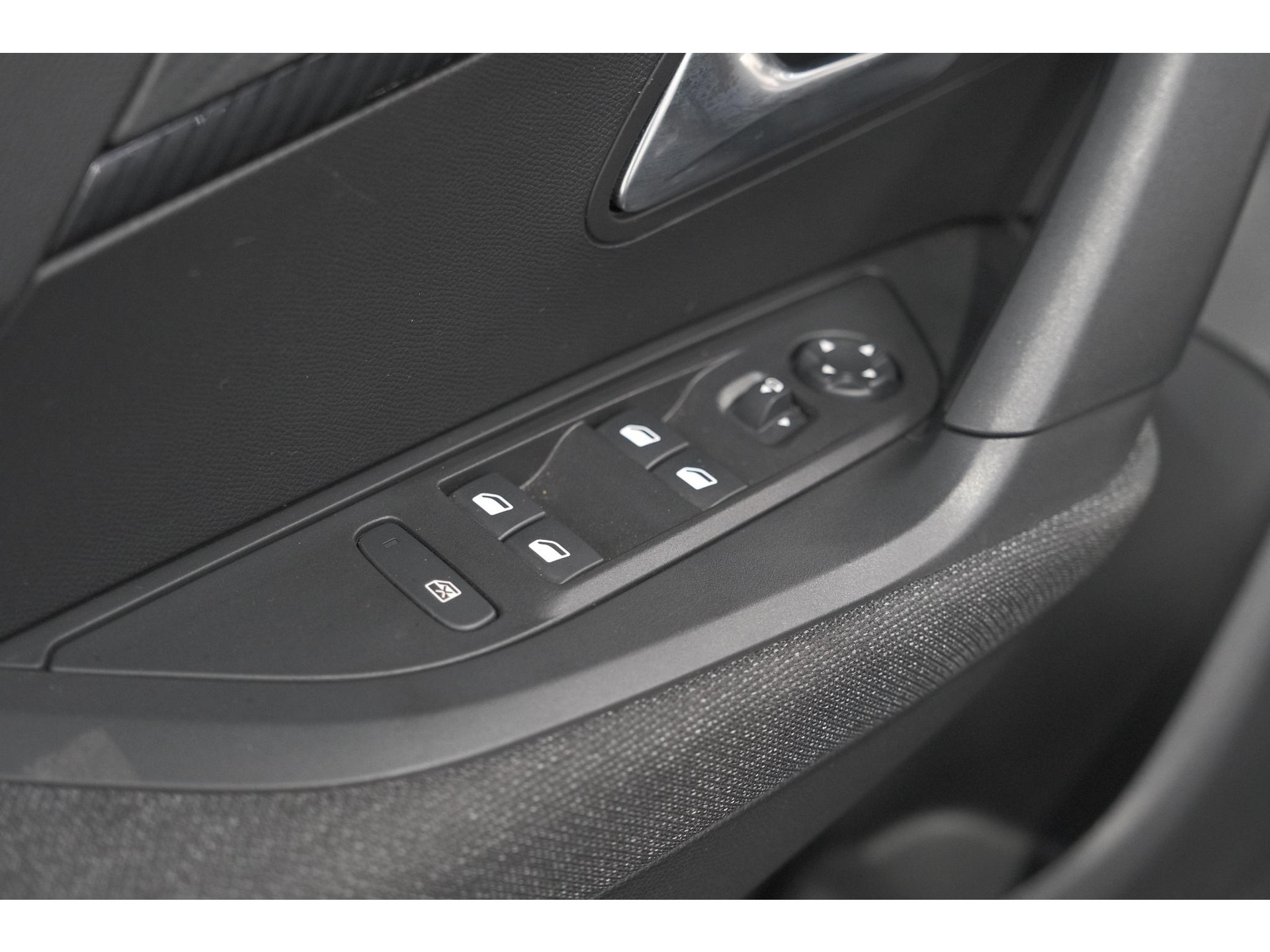 Peugeot 2008 1.2 Hybrid 136 Style | Apple Carplay | Parkeersensoren | Climate control