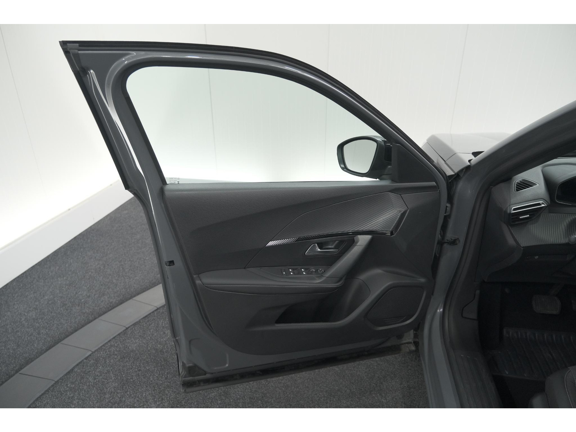 Peugeot 2008 PureTech 130 EAT8 Allure | 100% Benzine | Parkeersensoren Voor + Achter | Apple CarPlay | Climate Control