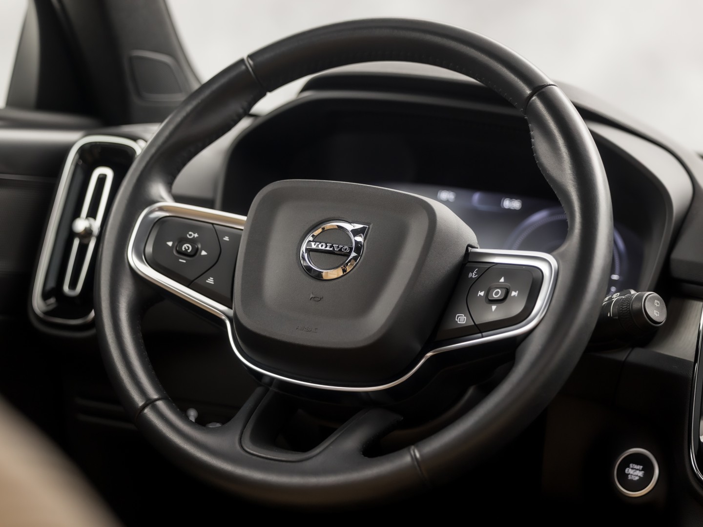Volvo XC40 1.5 T5 Recharge Inscription Sport 262Pk Automaat (PANORAMADAK, APPLE CARPLAY, MEMORY SEAT, ZWART HEMEL, CAMERA, LEDER, SPORTSTOELEN, ELEK ACHTERKLEP, NIEUWSTAAT)