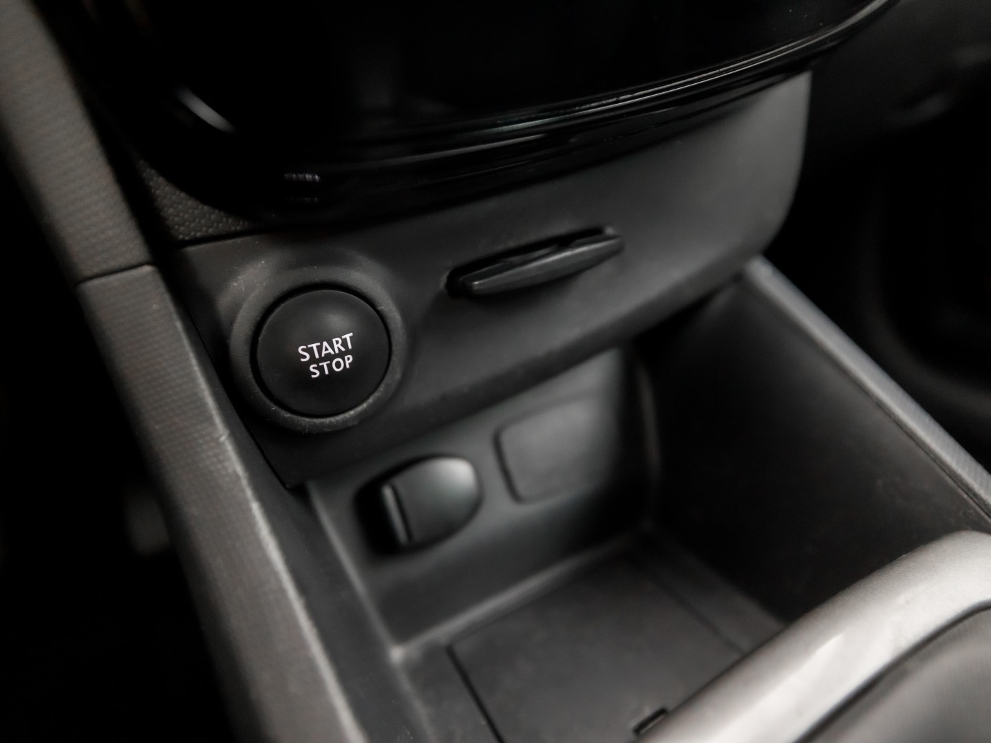 Renault Clio Estate 0.9 TCe Dynamic Sport (NAVIGATIE, LM VELGEN, GETINT GLAS, SPORTSTOELEN, CRUISE, PARKEERSENSOREN, NIEUWE APK, NIEUWSTAAT)