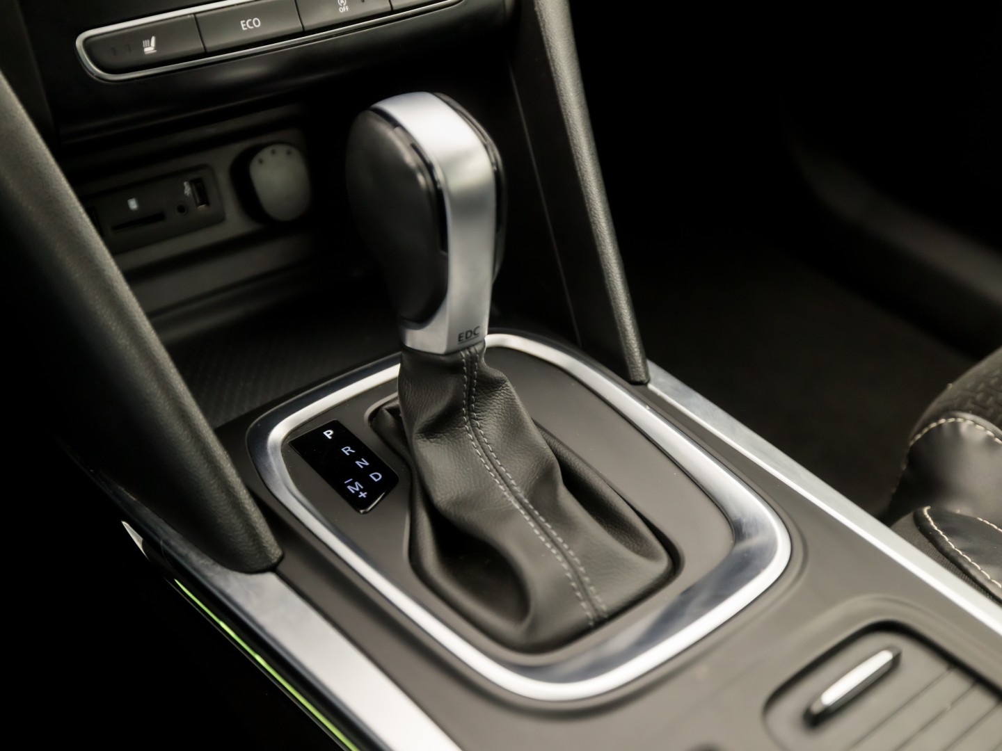 Renault Mégane Estate 1.2 TCe Bose Automaat (VIRTUAL COCKPIT, GROOT NAVI, LEDER/ALCANTARA, GETINT GLAS, STOELVERWARMING, SPORTSTOELEN, TREKHAAK, PARKEERSENSOREN, NIEUWSTAAT)