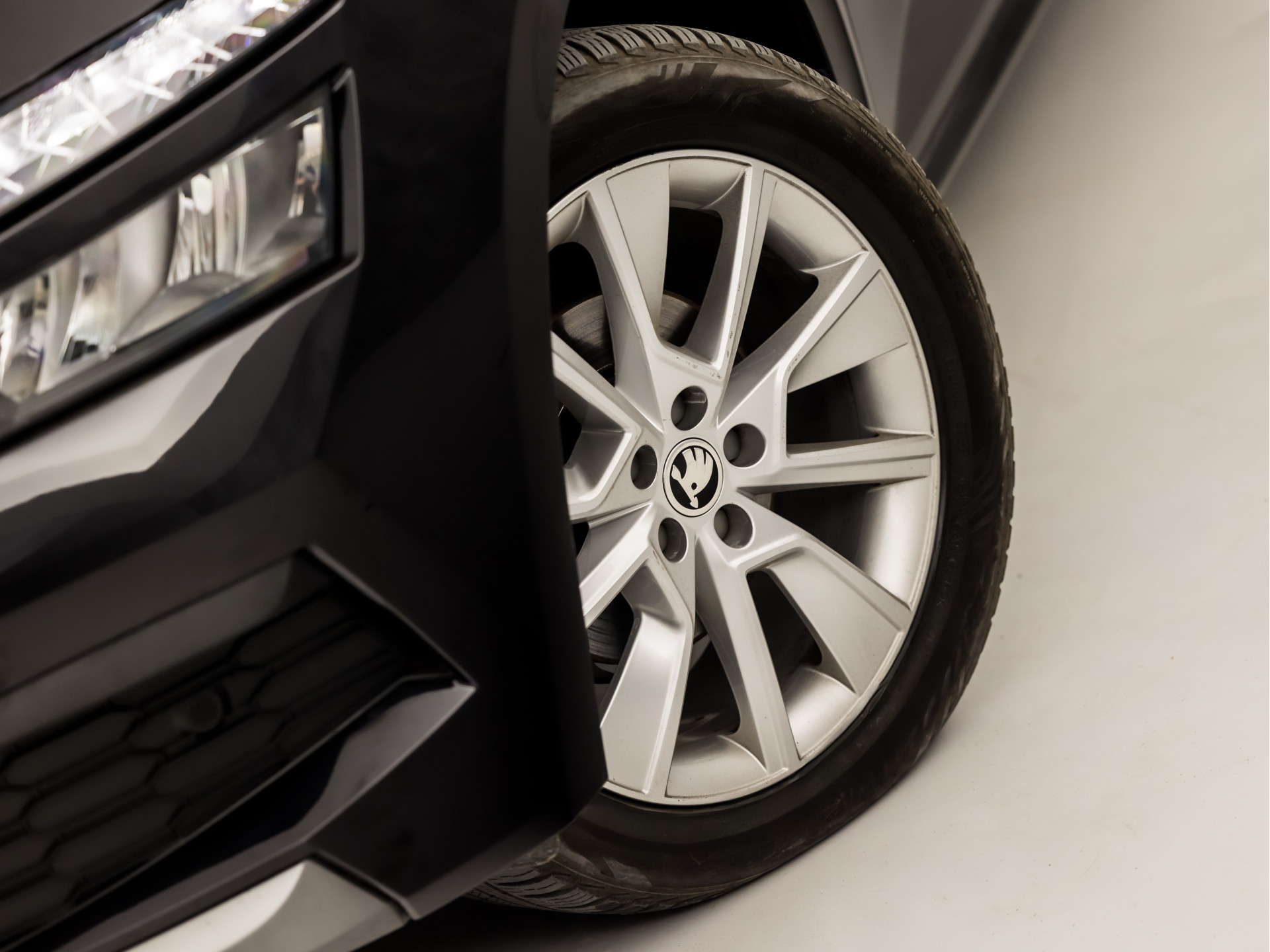 Škoda Kamiq 1.0 TSI Sport (VIRTUAL COCKPIT, APPLE CARPLAY, GROOT NAVI, TREKHAAK, PARKEERSENSOREN, SPORTSTOELEN, GETINT GLAS, CRUISE, NIEUWE APK, NIEUWSTAAT)