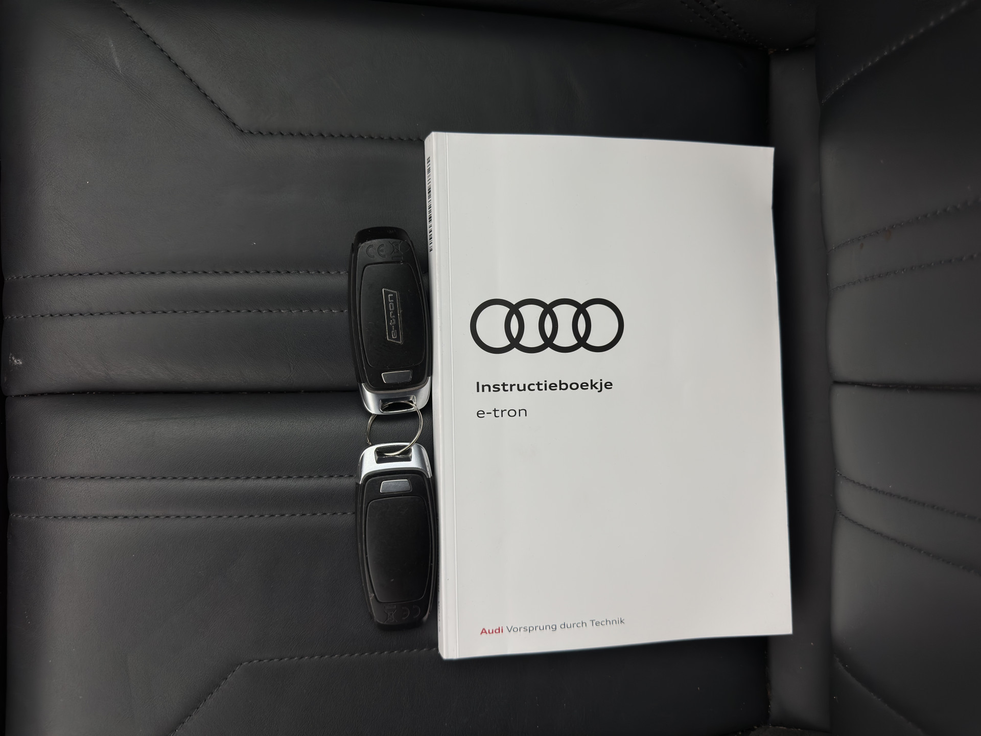 Audi e-tron 55 quattro Business edition Plus 95 kWh [ 3-Fase ] {SOH-88%} (INCL-BTW) *PANO | LUXURY-LEATHER | ADAPTIVE-CRUISE | FULL-LED | DIGI-COCKPIT | KEYLESS | MEMORY-PACK | CAMERA | NAVI-FULLMAP | SHIFT-PADDLES | DAB+ | COMFORT-SEATS | 20''ALU*