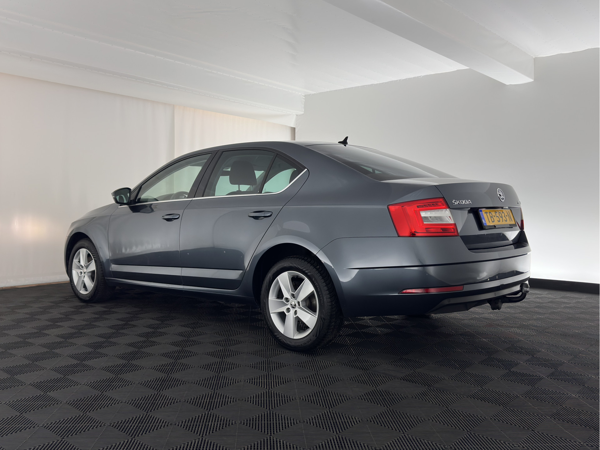 ŠKODA Octavia 1.6 TDI Greentech Ambition Business *LEATHER-FABRIC | NAVI-FULLMAP | HEATED-COMFORTSEATS | ECC | TOWBAR | PRIVACY-GLASS | PARKPILOT | CRUISE | 16''ALU *