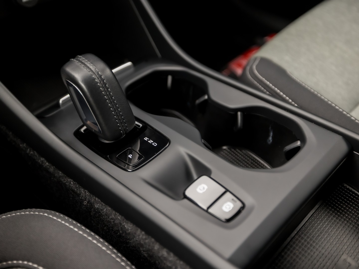 Volvo XC40 1.5 T5 Recharge Sport 262Pk Automaat (BLACK PACK, APPLE CARPLAY, GROOT NAVI, ZWART HEMEL, STUUR/STOELVERWARMING, SPORTSTOELEN, GETINT GLAS, LANE ASSIST, NIEUWE APK, NIEUWSTAAT)