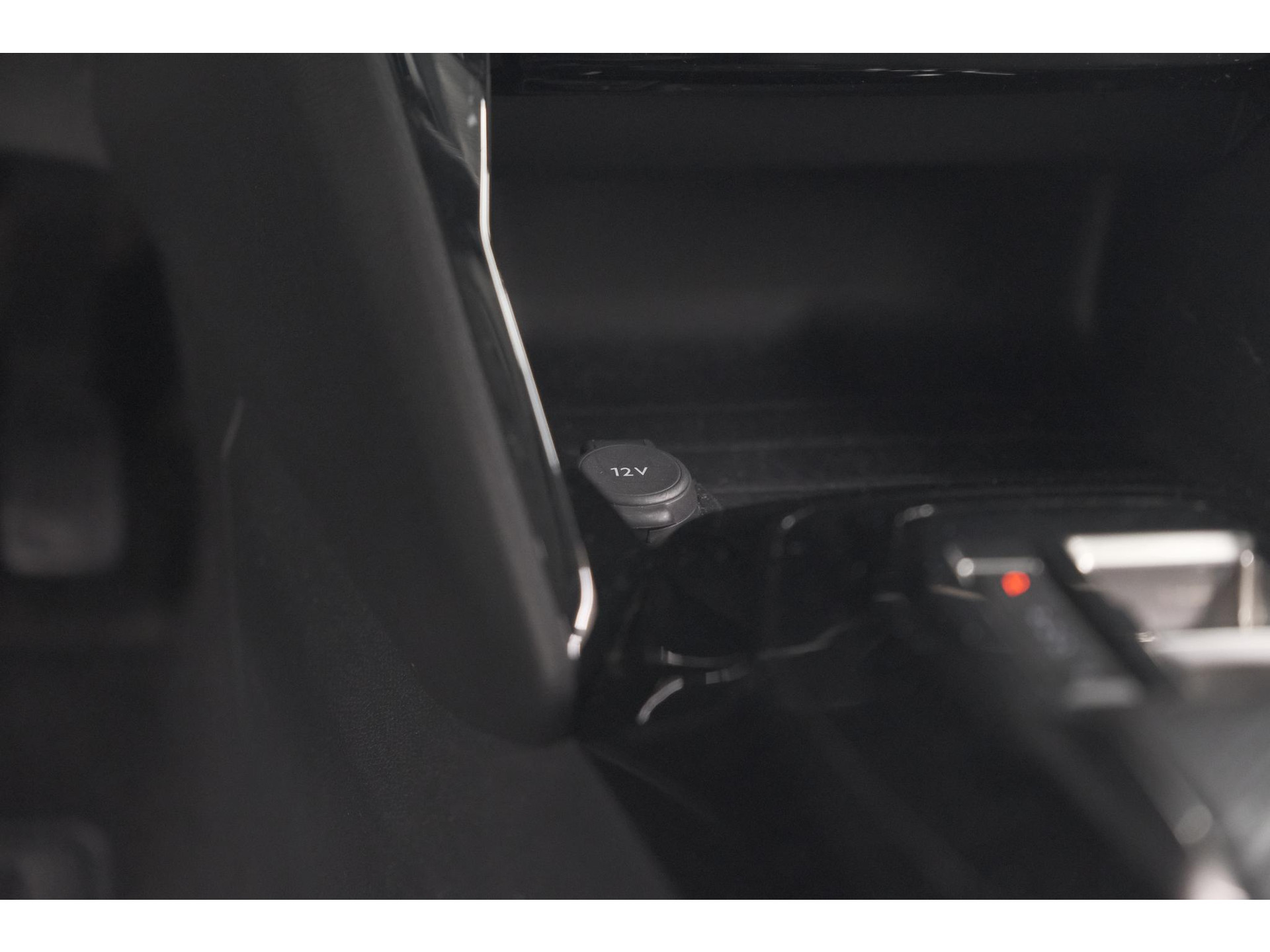 Peugeot e-2008 EV Allure Pack 50 kWh | 3 Fase Laadfunctie | Camera | Navigatie | Parkeersensoren | Apple Carplay