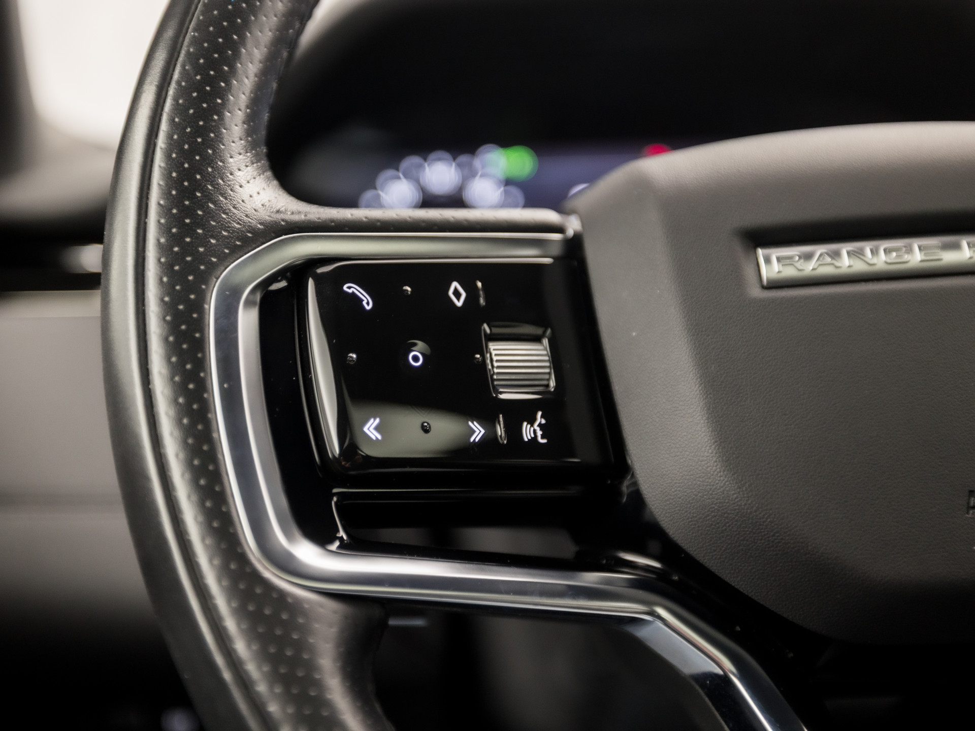Land Rover Range Rover Evoque 1.5 P300e AWD R-Dynamic SE 309Pk Automaat (PANORAMADAK, APPLE CARPLAY, 360 CAMERA, MERIDIAN AUDIO, MEMORY SEATS, STUUR/STOELVERWARMING, ADAPTIVE CRUISE, VIRTUAL DASHBOARD, NIEUWSTAAT)