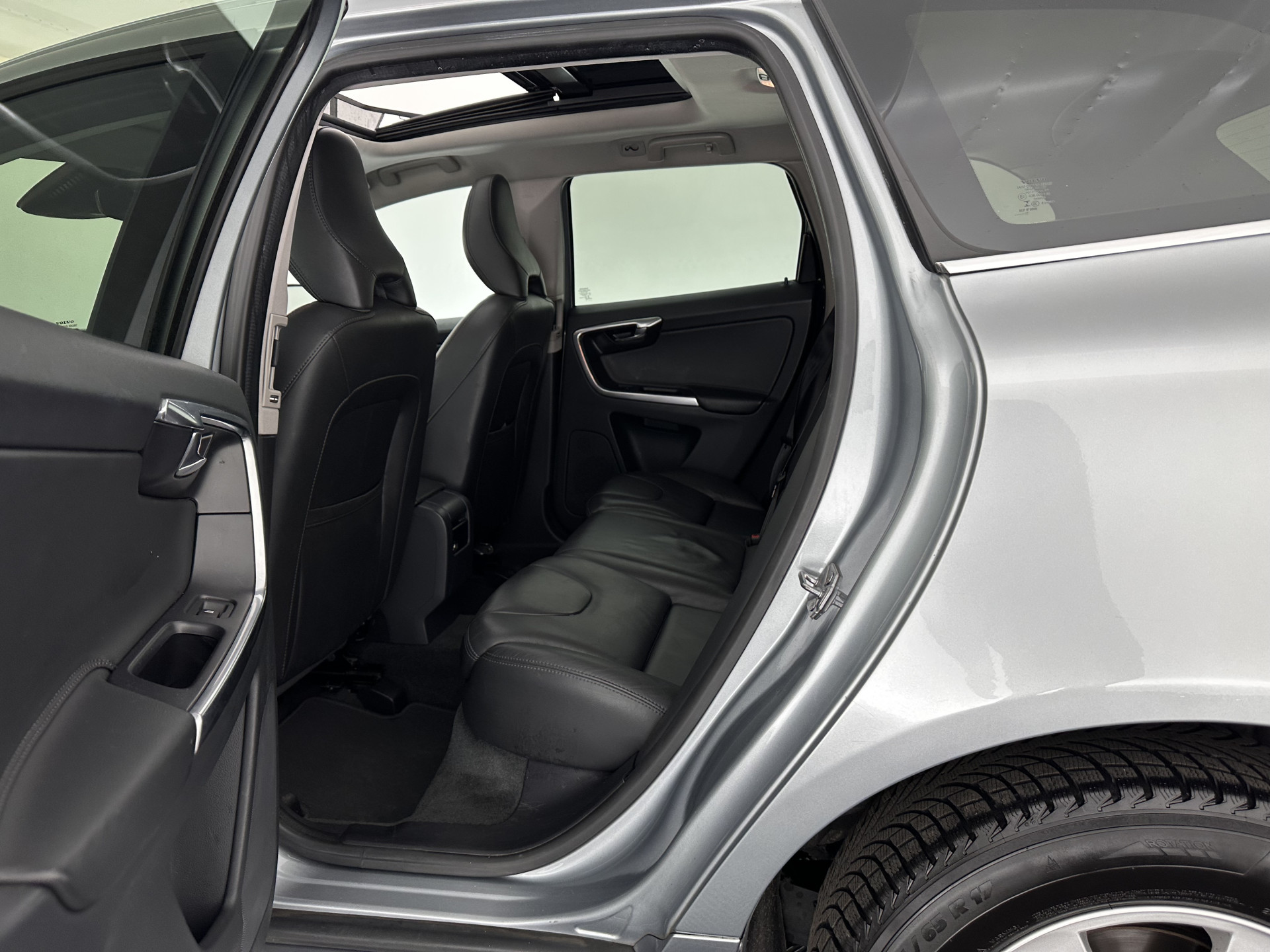 Volvo XC60 2.0 D4 FWD Polar+ Aut. *PANO | LEATHER | XENON | ADAPTIVE-CRUISE | MEMORY-PACK | BLINDSPOT | HEATED-COMFORTSEATS | NAVI-FULLMAP | CAMERA | PRIVACYGLASS | ECC | TOWBAR | PDC | LANE-ASSIST | 17''ALU*