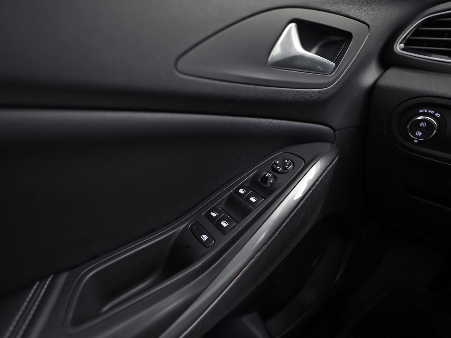 Opel Grandland X 1.2 Turbo Innovation Sport (APPLE CARPLAY, STOELKOELING/VERWARMING, MEMORY SEAT, 360 CAMERA, LEDER, GETINT GLAS, STUURWIEL VERWARMD, NIEUWE APK, NIEUWSTAAT)