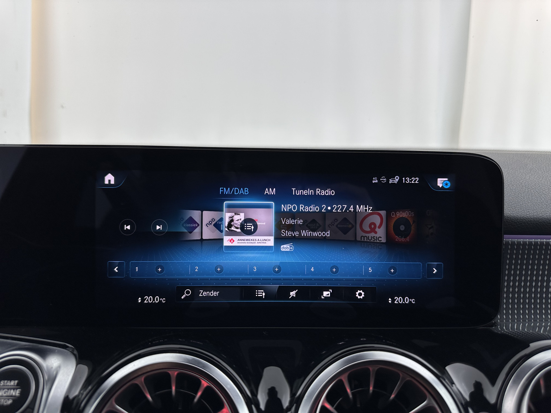 Mercedes-Benz GLB 200 Business Solution Luxury (INCL-BTW) *PANO | LEATHER | FULL-LED | AMBIENTLIGHT | HEATED-SPORTSEATS | WIDESCREEN-DIGICOCKPIT | DAB+ | NAVI-FULLMAP | CAMERA | PRIVACYGLASS | LANE-ASSIST | DYNAMIC-SELECT | 18'