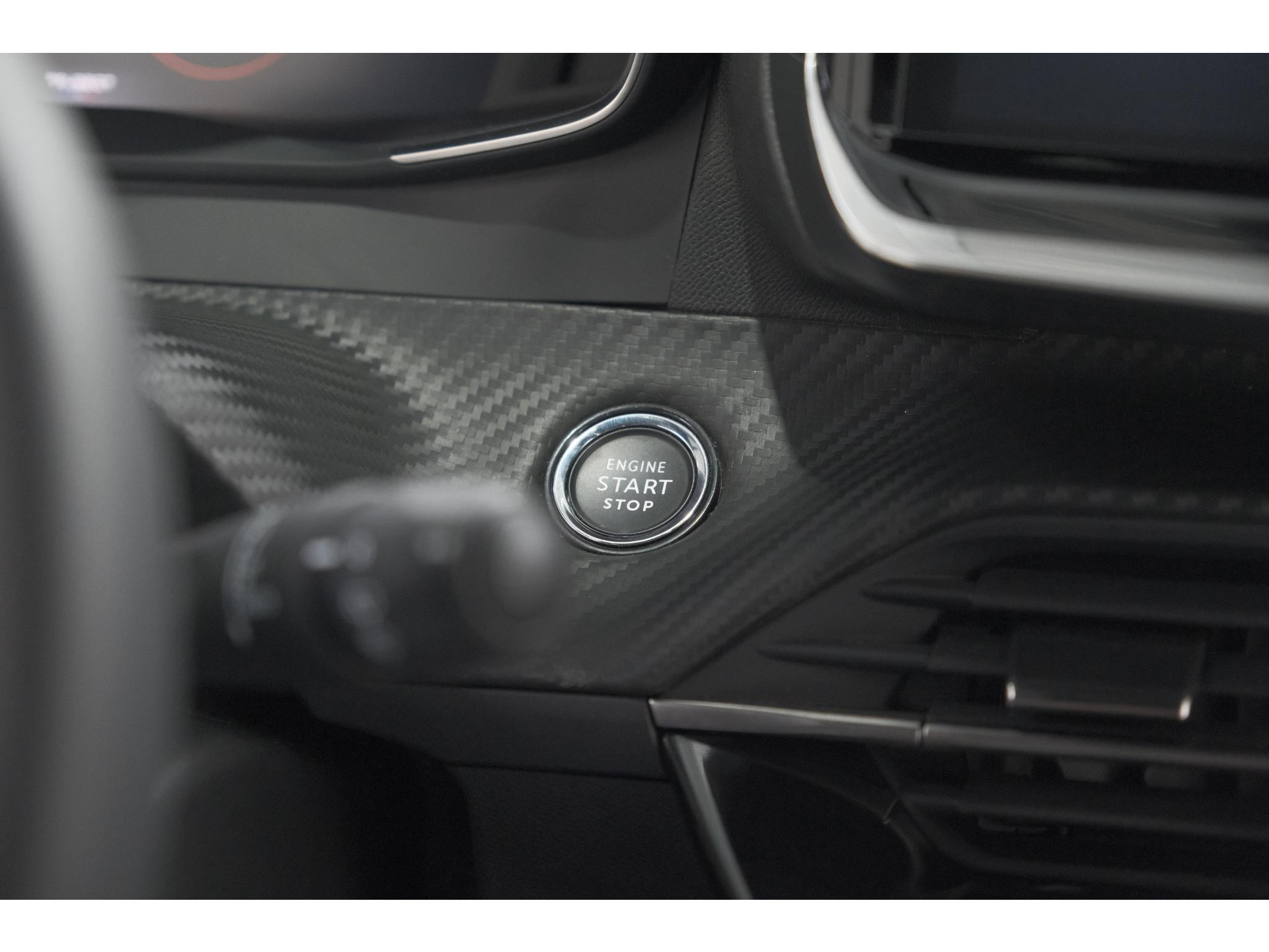 Peugeot 2008 PureTech 130 EAT8 Allure | 100% Benzine | Parkeersensoren Voor + Achter | Apple CarPlay | Climate Control