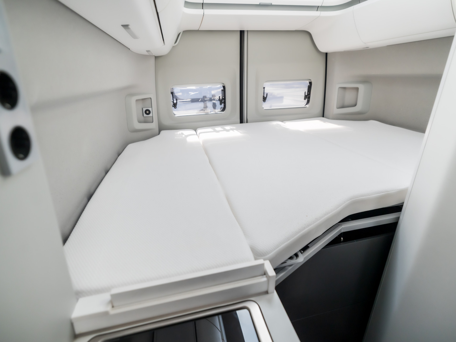 Volkswagen Crafter Grand California XXL 177Pk Automaat (LED KOPLAMPEN, STOELVERWARMING, KEUKEN, CENTRALE VERWARMING, KOELKAST, TOILET, DOUCHE, THULE ZONNESCHERM, FIETSENDRAGER, ZOET WATER)