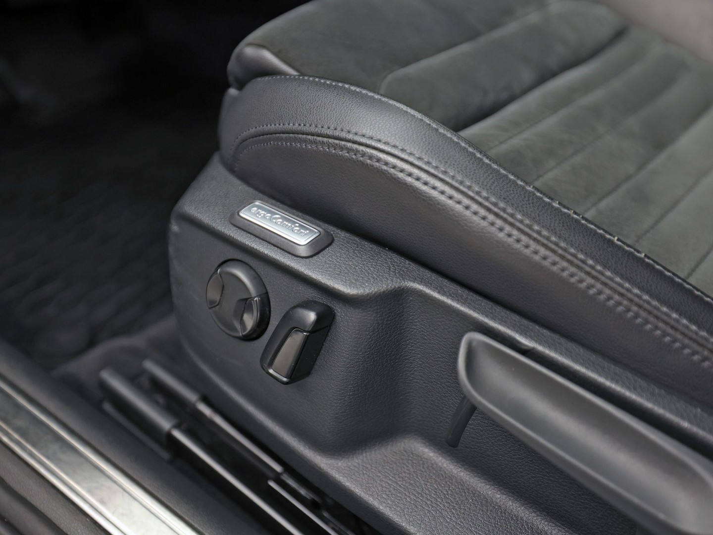 Volkswagen Passat Variant 1.4 TSI GTE HighLine Sport Automaat (PANORAMADAK, APPLE CARPLAY, SOH 77,9%, GROOT NAVI, CAMERA, TREKHAAK, KEYLESS, SPORTSTOELEN, STOELVERWARMING, GETINT GLAS, NIEUWSTAAT)