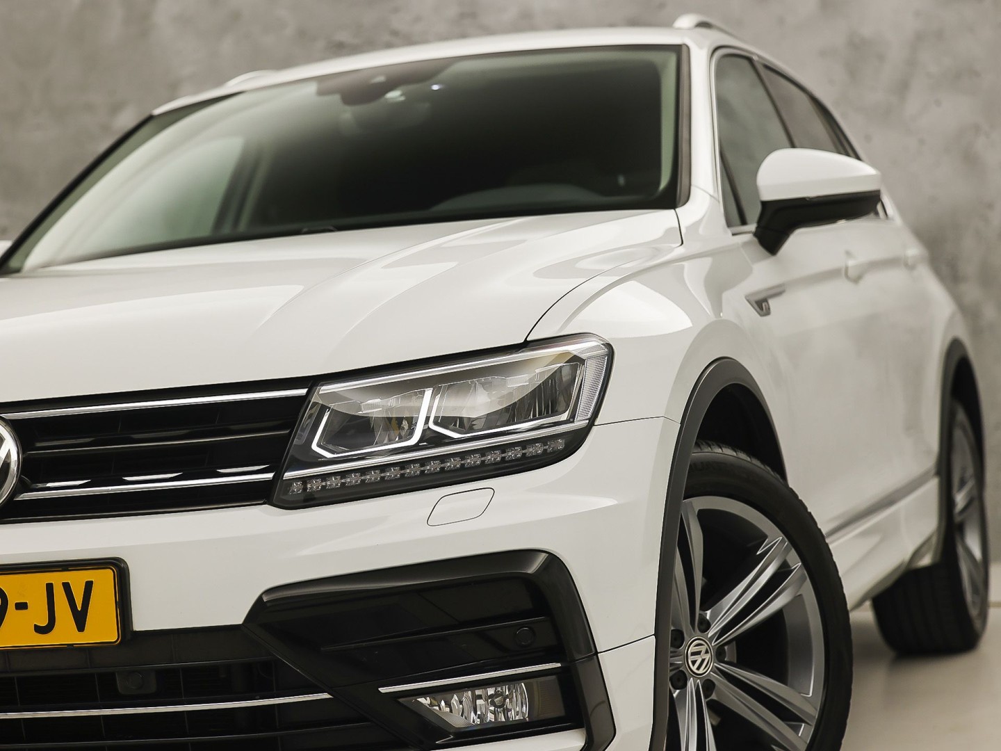 Volkswagen Tiguan 1.4 TSI 4Motion R-Line Sport 150Pk Automaat (VIRTUAL COCKPIT, APPLE CARPLAY, MODE KNOP, GROOT NAVI, ALCANTARA, STOELVERWARMING, SPORTSTOELEN, GETINT GLAS, ADAPTIVE CRUISE, NIEUWSTAAT)