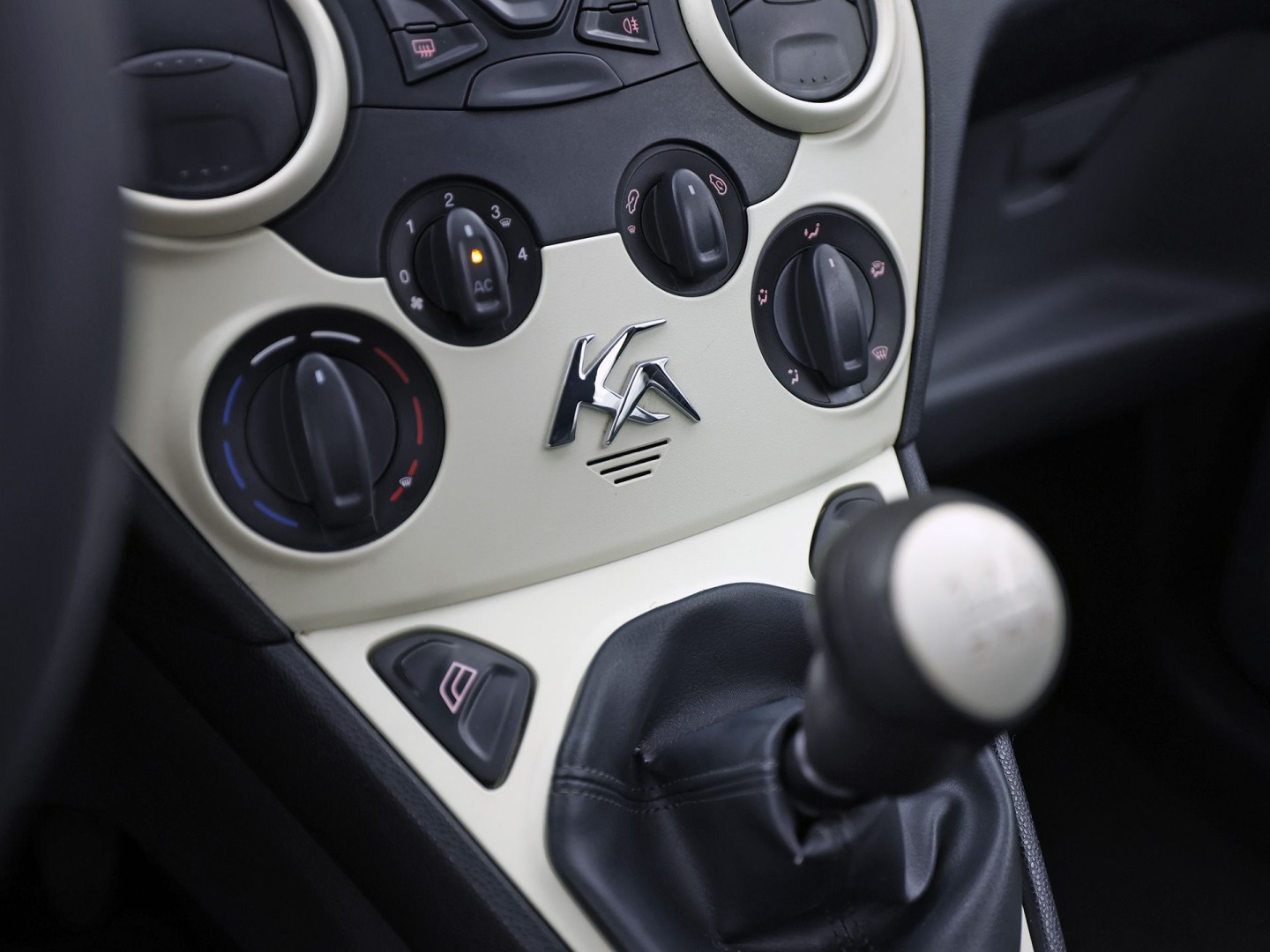 Ford Ka 1.2 Cool & Sound (AIRCO, ELEK RAMEN, SPORTSTOELEN, NIEUWE APK, NIEUWSTAAT)