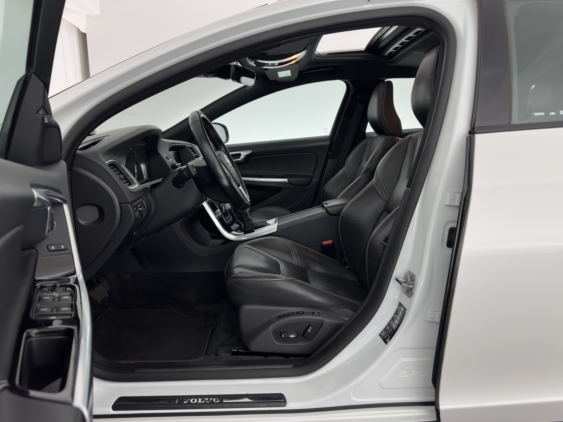 Volvo V60 2.4 D5 Twin Engine Special Edition Aut. *PANO | LEATHER | BI-XENON | BLINDSPOT | MEMORY-PACK | NAVI-FULLMAP | HEATED-SPORTSEATS | CAMERA | PERFORMANCE-AUDIO | TOWBAR | 18''ALU*