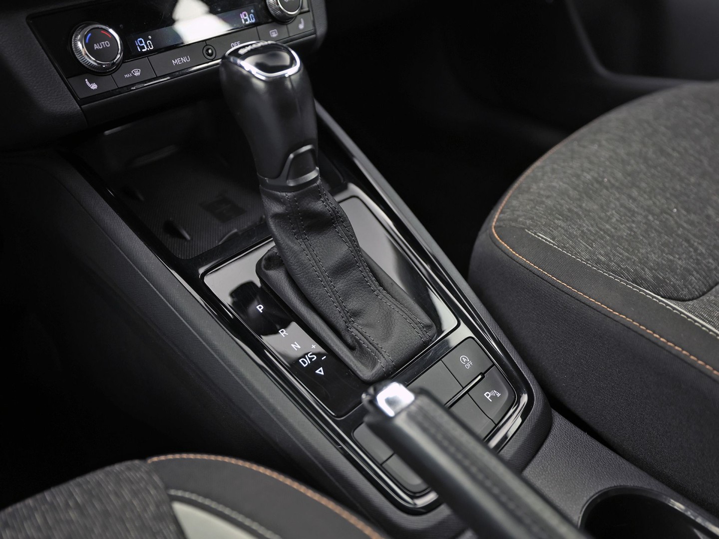 Škoda Scala 1.0 TSI Sport Automaat (VIRTUAL COCKPIT, APPLE CARPLAY, GROOT NAVI, CLIMATE, STOELVERWARMING, SPORTSTOELEN, PARKEERSENSOREN, LED KOPLAMPEN, NIEUWSTAAT)