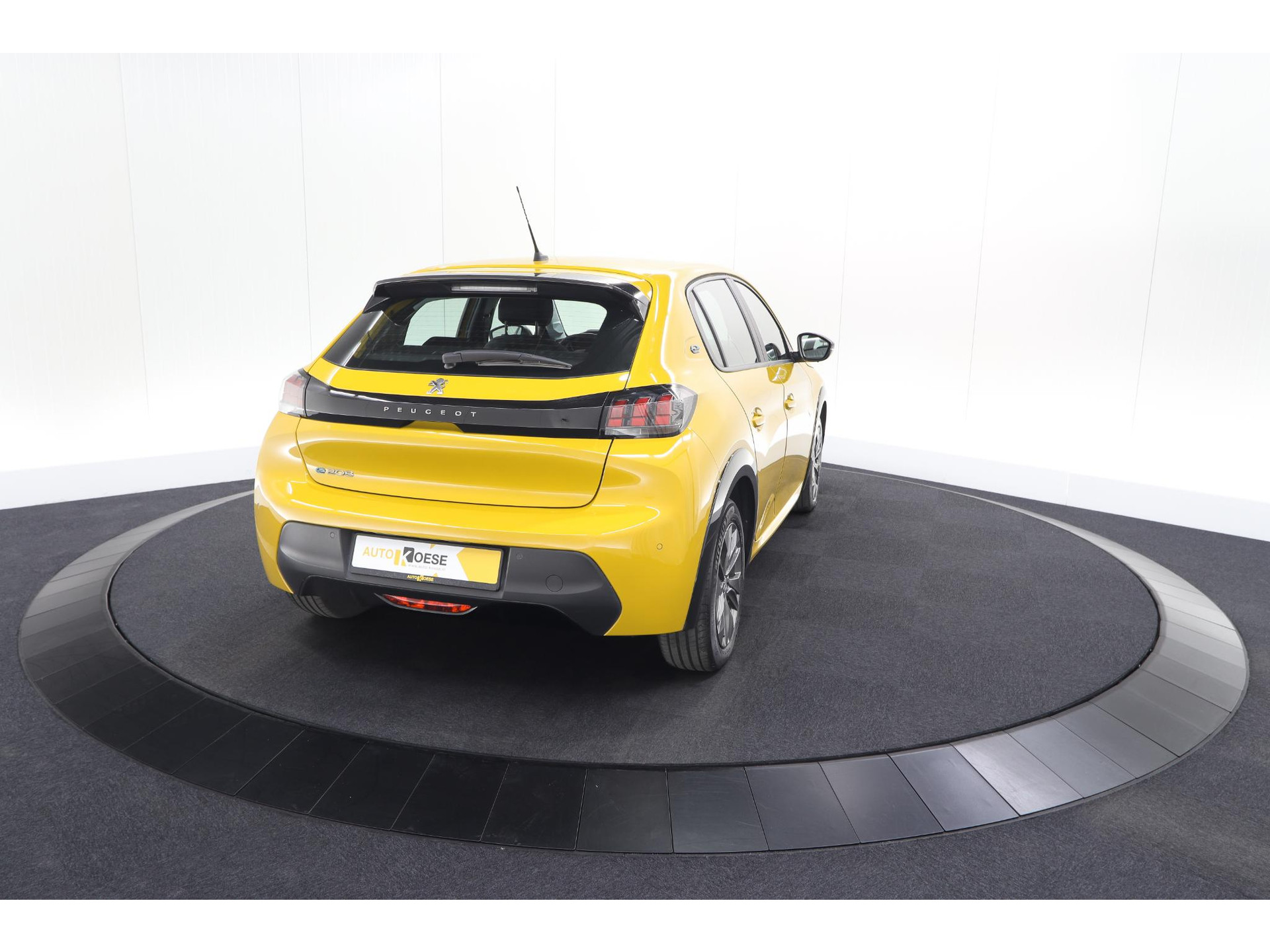 Peugeot e-208 EV Active Pack 50 kWh | 96,8% SOH | Navigatie | Parkeersensoren | Stoelverwarming