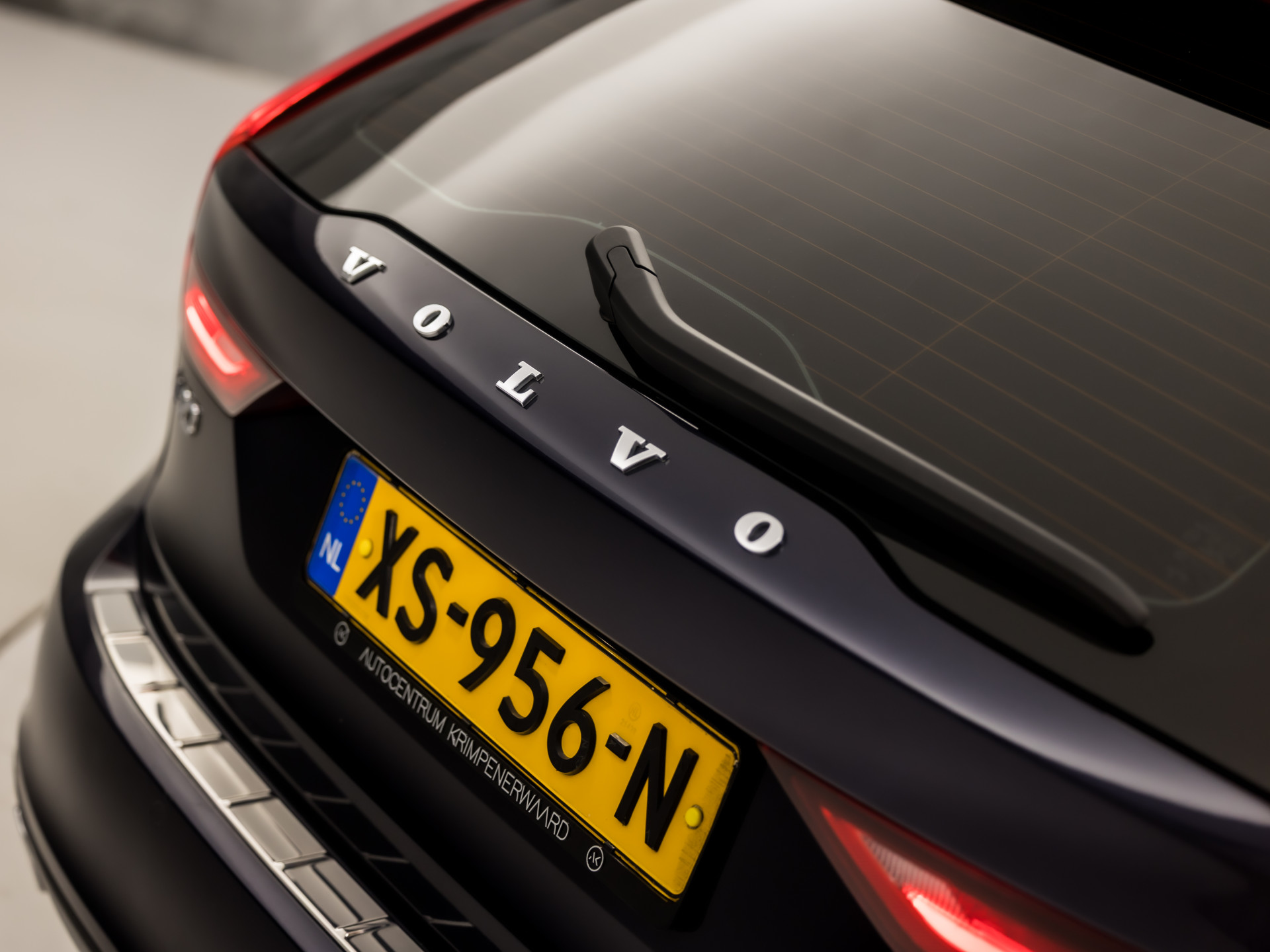 Volvo V90 2.0 T4 Momentum Sport 190Pk Automaat (APPLE CARPLAY, GROOT NAVI, LEDER, GETINT GLAS, STOELVERWARMING ACHTER, MEMORY SEATS, ELEK ACHTERKLEP, NIEUWE APK, NIEUWSTAAT)