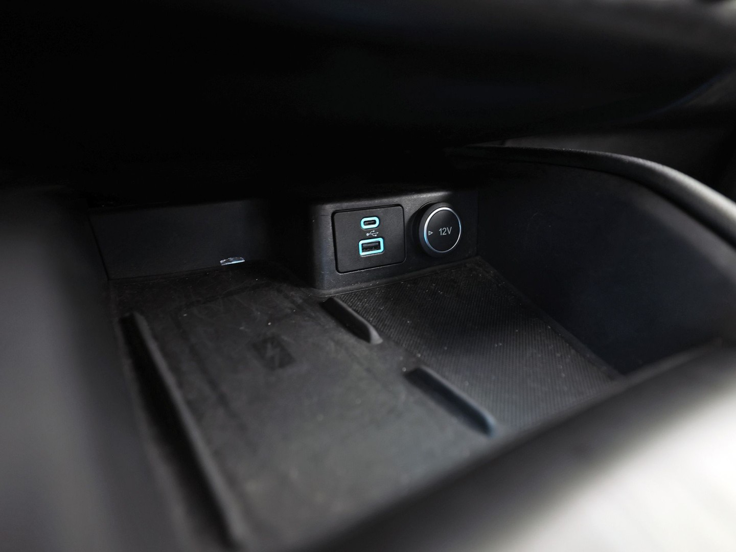 Ford Kuga 2.5 PHEV ST Line 225Pk Automaat (PANORAMADAK, SOH 87,7%, APPLE CARPLAY, LEDER/ALCANTARA, STUUR/STOELVERWARMING, CAMERA, SPORTSTOELEN, HEAD-UP DISPLAY, ADAPTIVE CRUISE, GETINT GLAS, NIEUWE APK, NIEUWSTAAT)