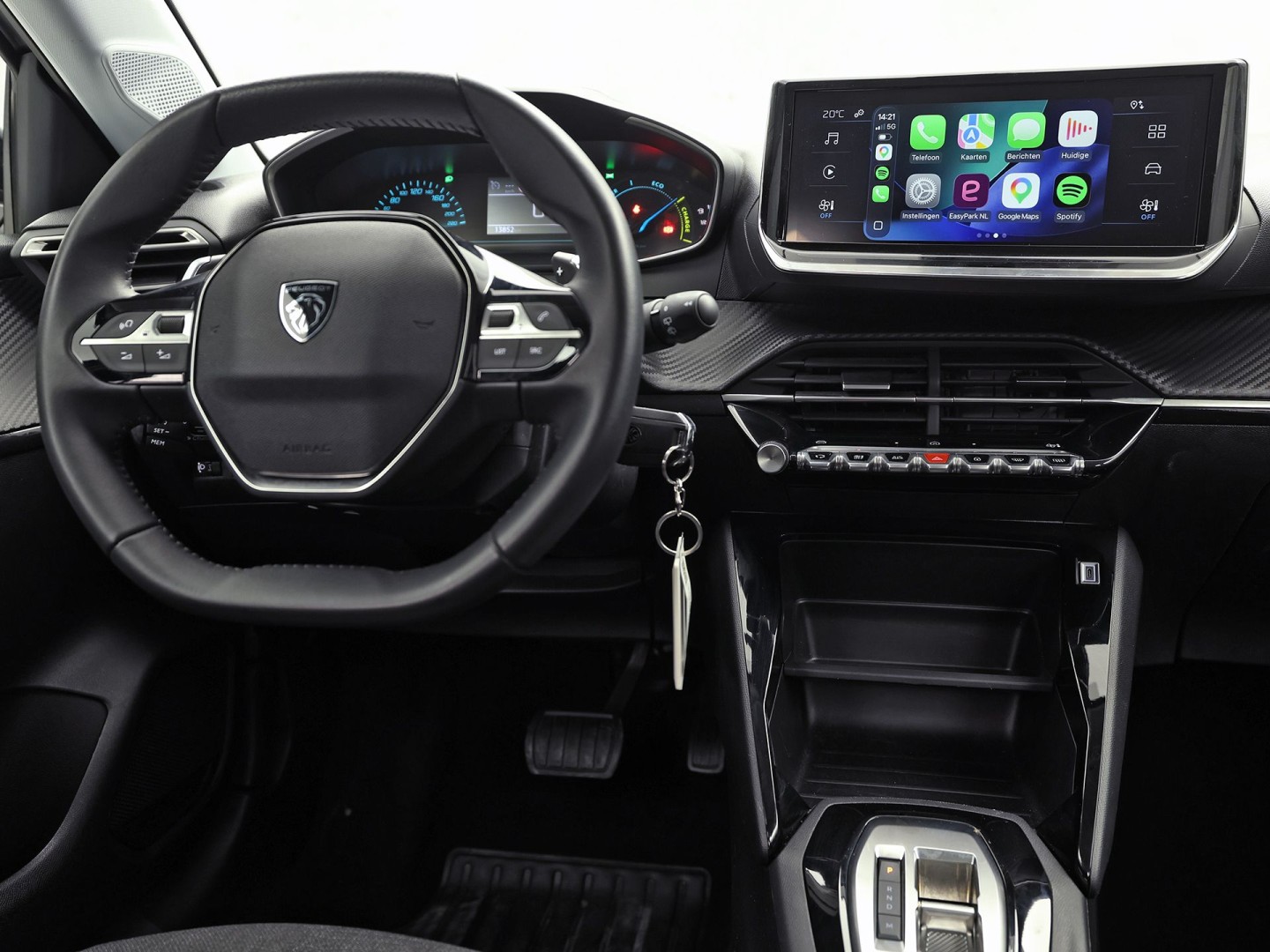 Peugeot 208 1.2 Hybrid 110 e-DCS6 Sport Style Automaat (APPLE CARPLAY, NAVIGATIE, PARKEERSENSOREN, SPORTSTOELEN, LANE ASSIST, CRUISE, NIEUWSTAAT)