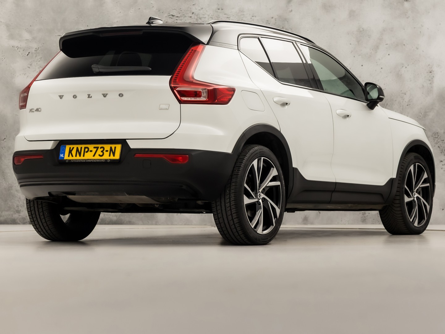 Volvo XC40 1.5 T5 Recharge Inscription Sport 252Pk Automaat (PANORAMADAK, APPLE CARPLAY, MEMORY SEAT, LEDER, 360 CAMERA, SPORTSTOELEN, STUUR/STOELVERWARMING, GETINT GLAS, ELEK ACHTERKLEP, NIEUWE APK, NIEUWSTAAT)