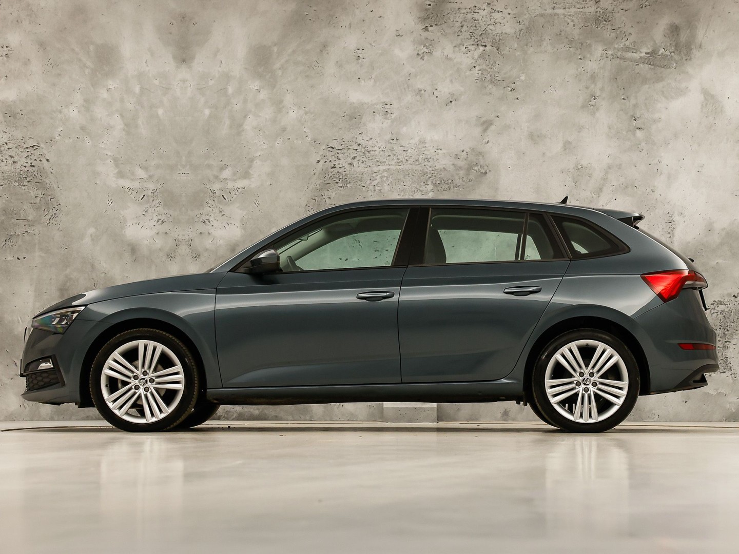 Škoda Scala 1.0 TSI Sport Automaat (VIRTUAL COCKPIT, APPLE CARPLAY, GROOT NAVI, CLIMATE, STOELVERWARMING, SPORTSTOELEN, PARKEERSENSOREN, LED KOPLAMPEN, NIEUWSTAAT)
